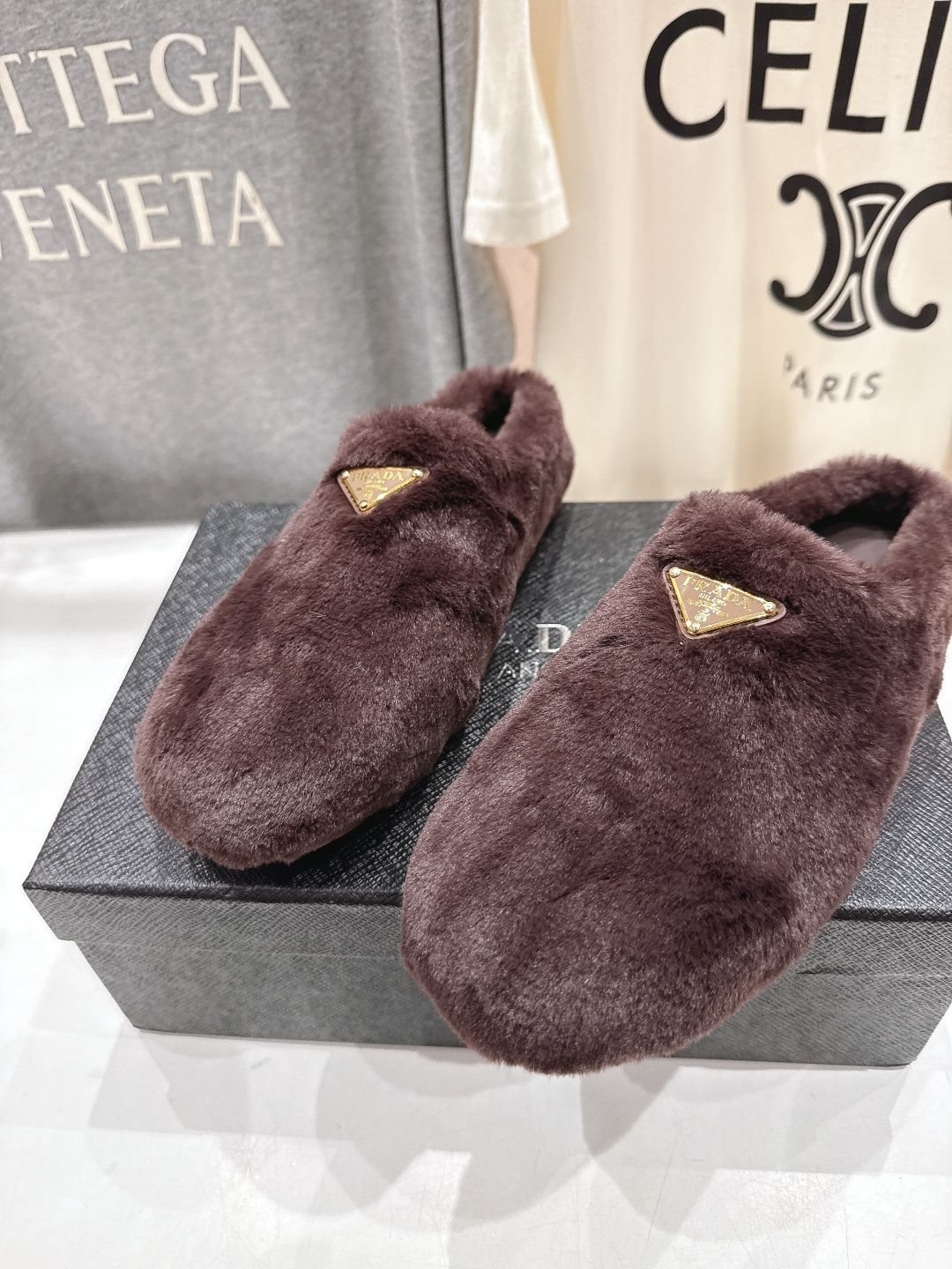 高版本出厂 Prada*普拉达F029 2025ss秋冬新款居家半包羊毛拖鞋毛毛鞋✨闪亮登场✨时尚大方的