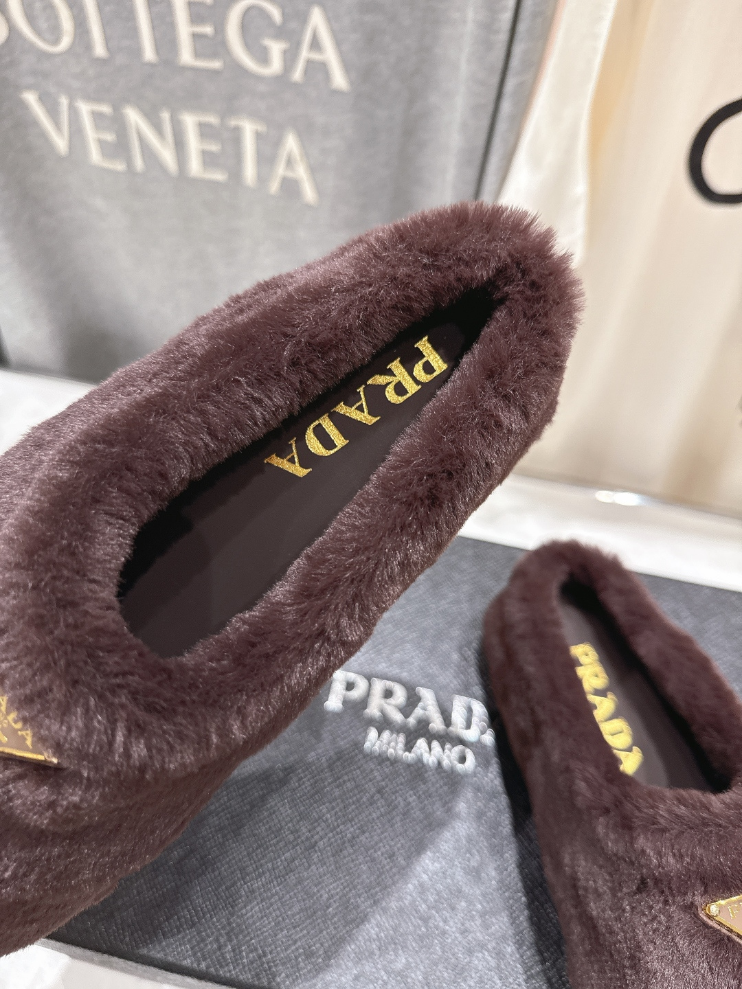 高版本出厂 Prada*普拉达F029 2025ss秋冬新款居家半包羊毛拖鞋毛毛鞋✨闪亮登场✨时尚大方的