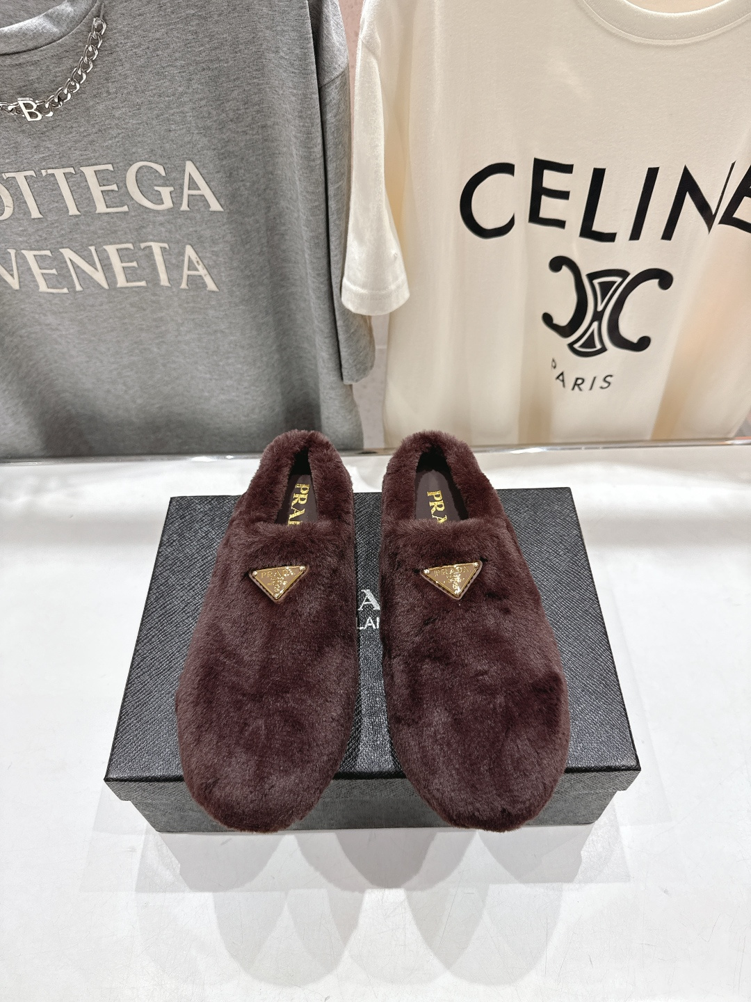 NO:613176,Prada F029 2025ss new style home half-wrap wool slippers and woolen shoes for autumn and winter make a shining debut. The fashionable and elegant design presents a classic silhouette. No matter where you face, the home court belongs only to you!  Fabric high-grade wool flocking, inner padding with sheep pattern, original hardware, 11 mold opening, outsole, original mold opening, TPU outsole, code number 35-39 (40 41 customized, non-returnable), semi-shoes, prada, prada, slippers19860909Prada 普拉达F029 2025ss秋冬新款居家半包羊毛拖鞋毛毛鞋闪亮登场 时尚大方的设计呈现经典轮廓.不管面对任何场所 主场只属于你！ 面料高等级羊毛植毛 内里垫脚绵羊纹 五金原版五金11开模 大底原版开模TPU大底 码数35-39（40 41 订做不退换）,半拖毛毛鞋,prada,prada,slippers,Women's Shoes