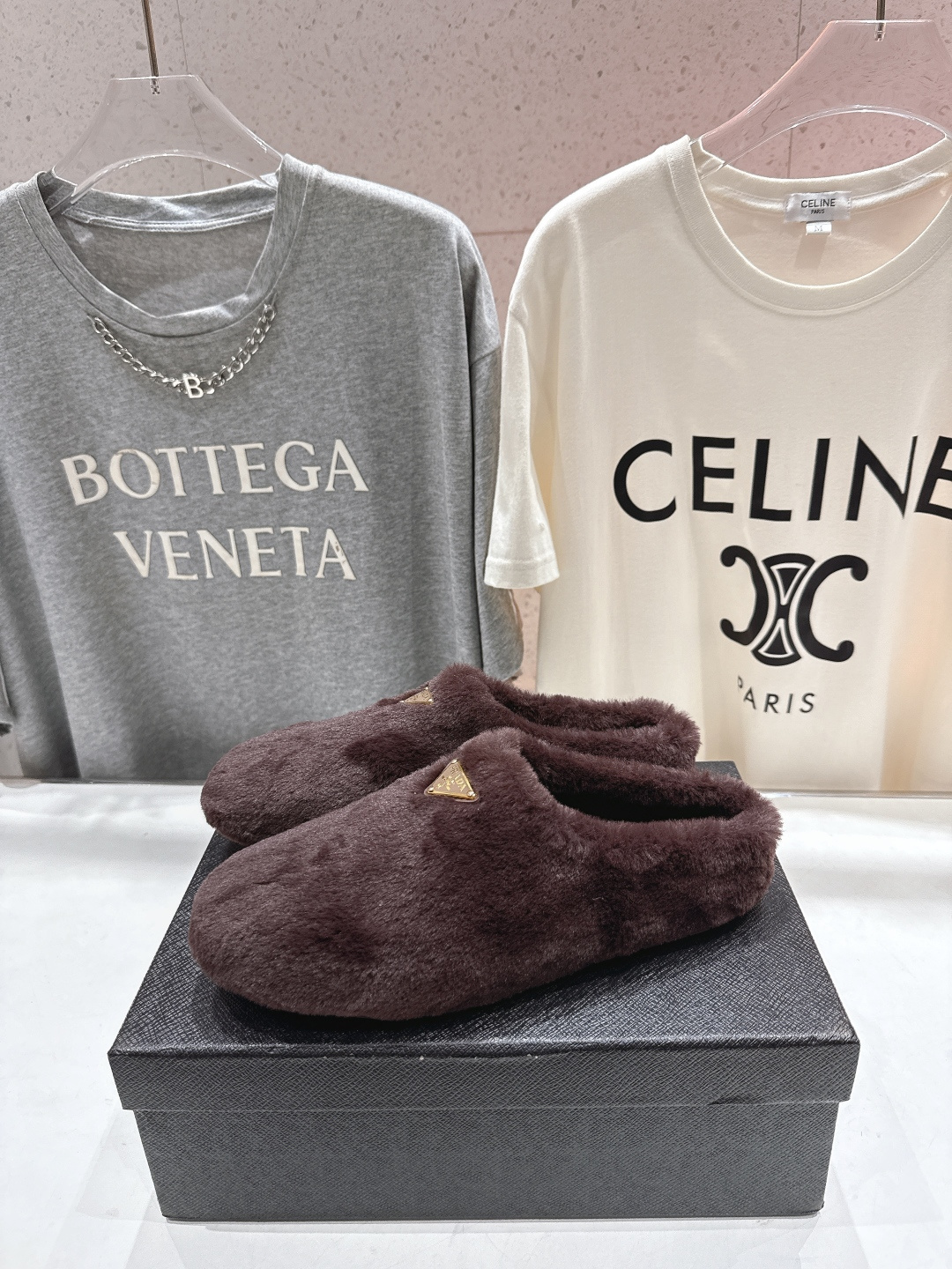 高版本出厂 Prada*普拉达F029 2025ss秋冬新款居家半包羊毛拖鞋毛毛鞋✨闪亮登场✨时尚大方的