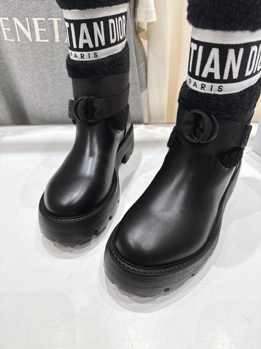 高版本出厂 皮里毛里两种可选 Dior*迪奥 D家F019 2025ss走秀款工装中筒靴 小红书爆款，各