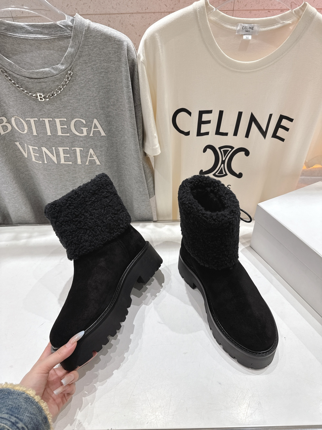 高版本出厂 Celine*赛琳F035 2025ss秋冬最新款毛毛短靴，lisa同款超火复古凯旋门厚底羊