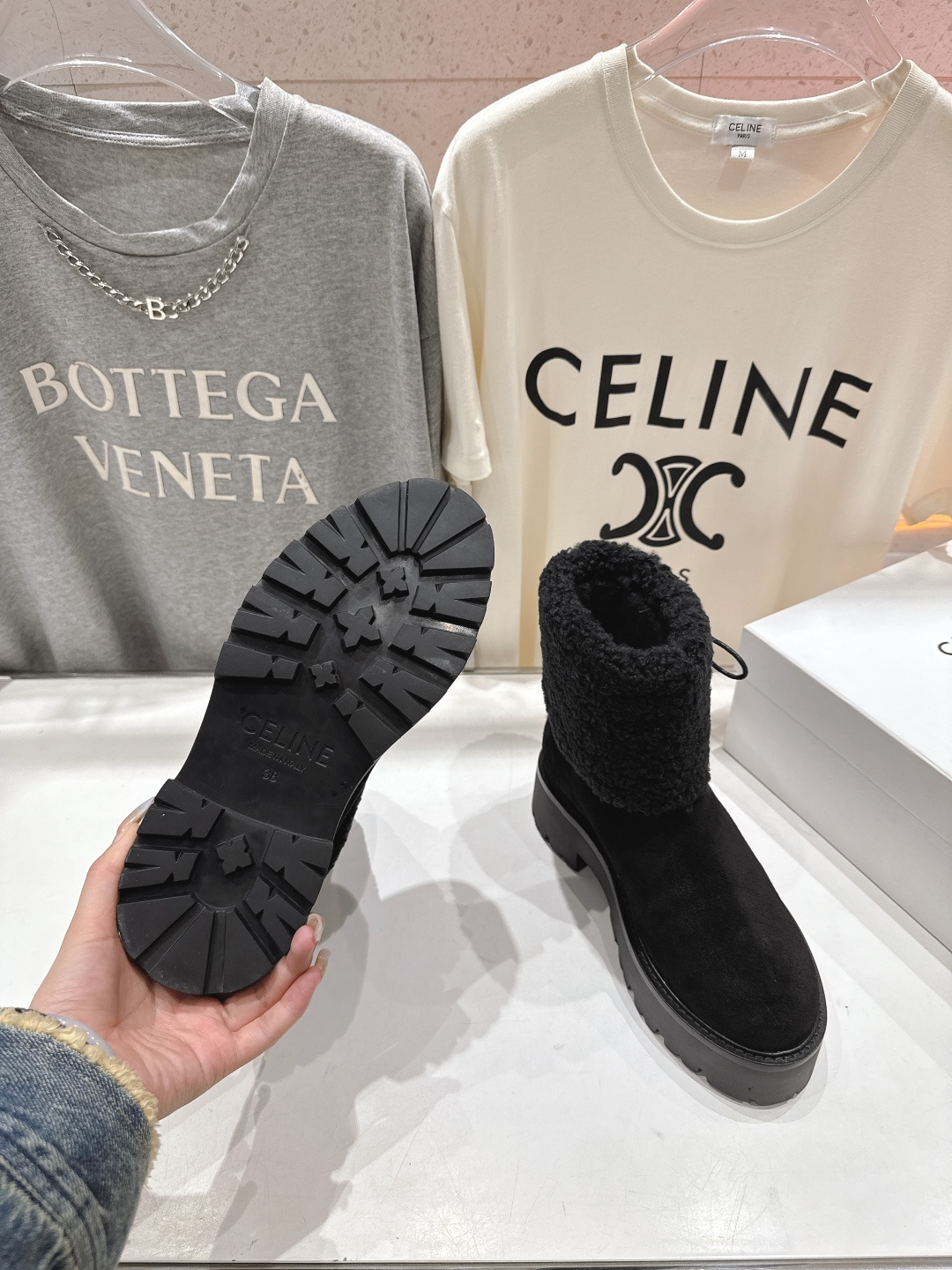 高版本出厂 Celine*赛琳F035 2025ss秋冬最新款毛毛短靴，lisa同款超火复古凯旋门厚底羊
