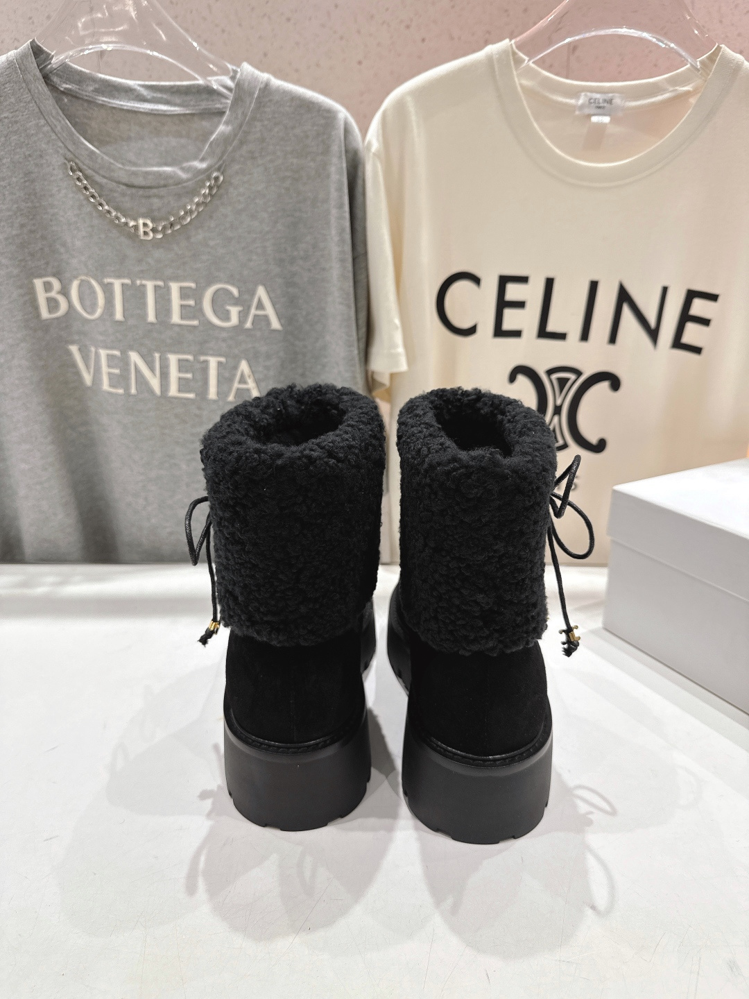 高版本出厂 Celine*赛琳F035 2025ss秋冬最新款毛毛短靴，lisa同款超火复古凯旋门厚底羊