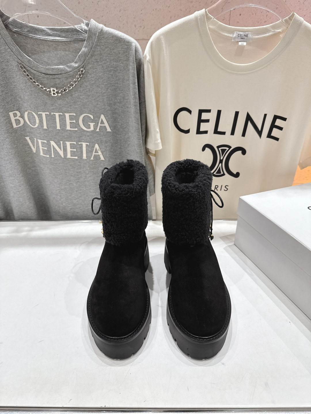 高版本出厂 Celine*赛琳F035 2025ss秋冬最新款毛毛短靴，lisa同款超火复古凯旋门厚底羊