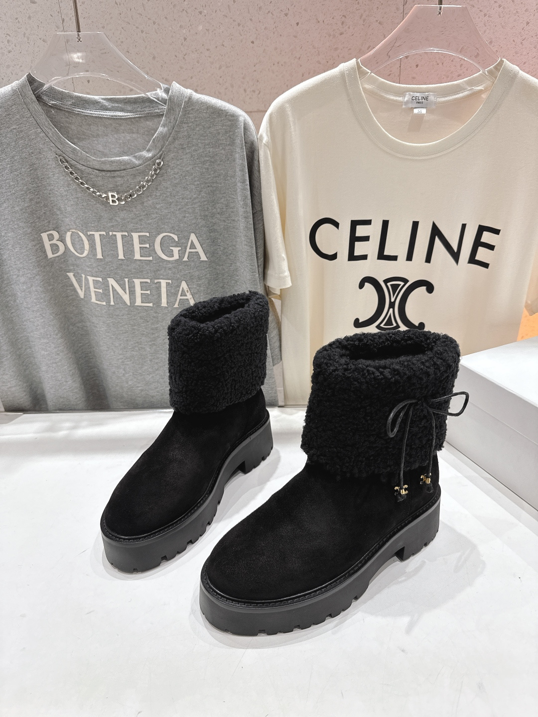高版本出厂 Celine*赛琳F035 2025ss秋冬最新款毛毛短靴，lisa同款超火复古凯旋门厚底羊