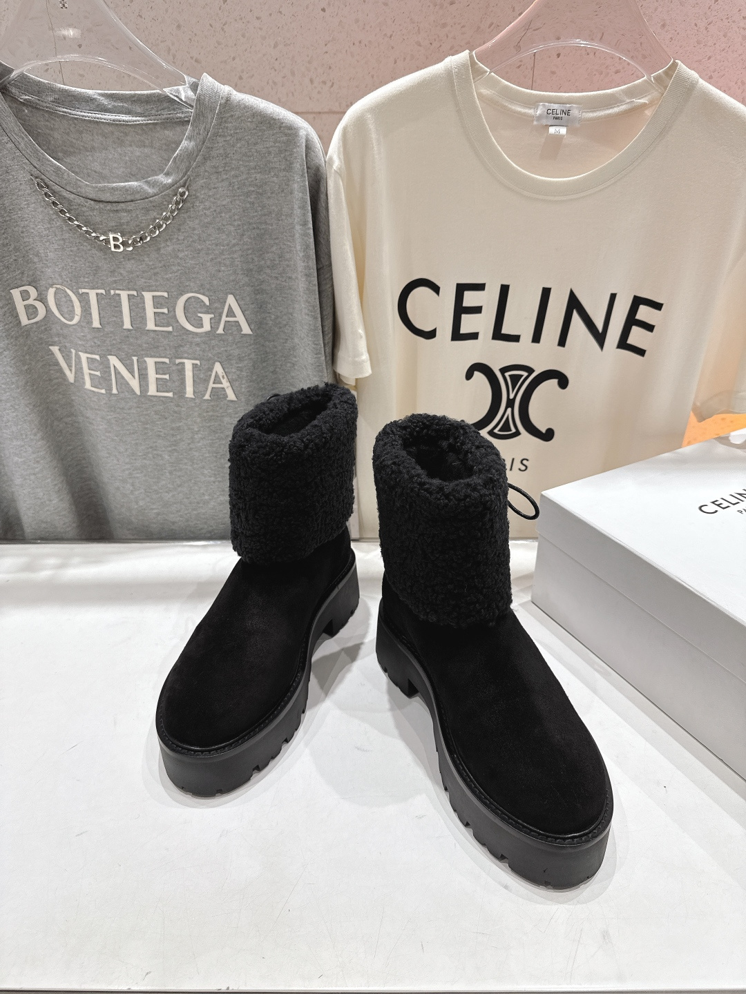 高版本出厂 Celine*赛琳F035 2025ss秋冬最新款毛毛短靴，lisa同款超火复古凯旋门厚底羊