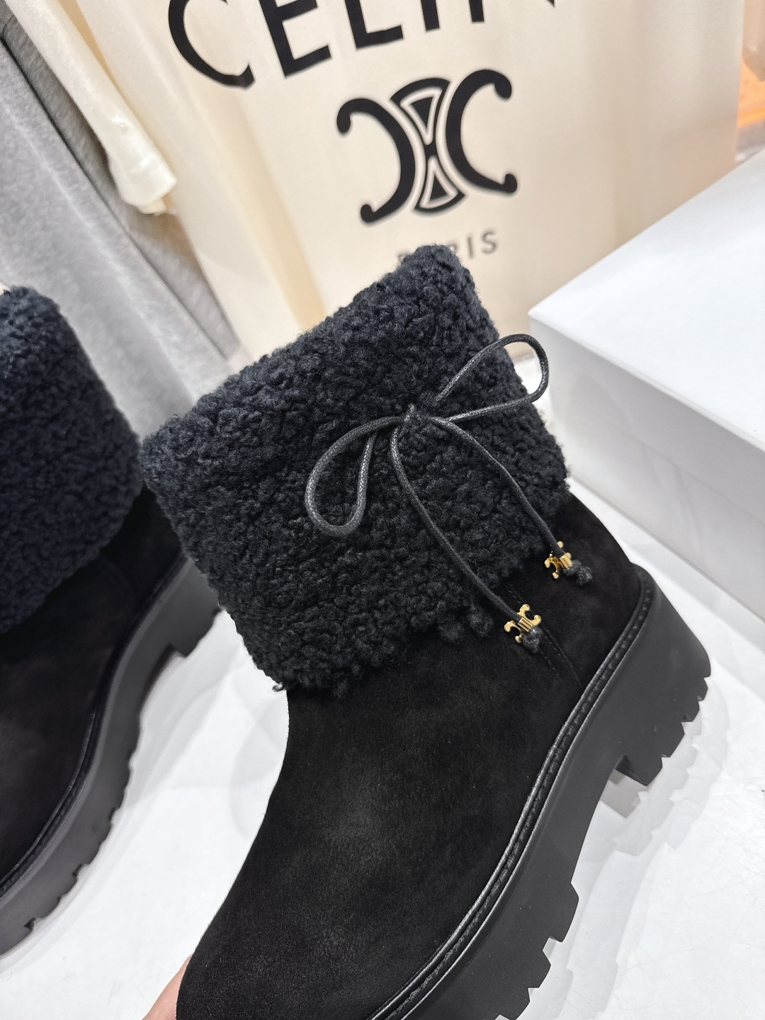 高版本出厂 Celine*赛琳F035 2025ss秋冬最新款毛毛短靴，lisa同款超火复古凯旋门厚底羊