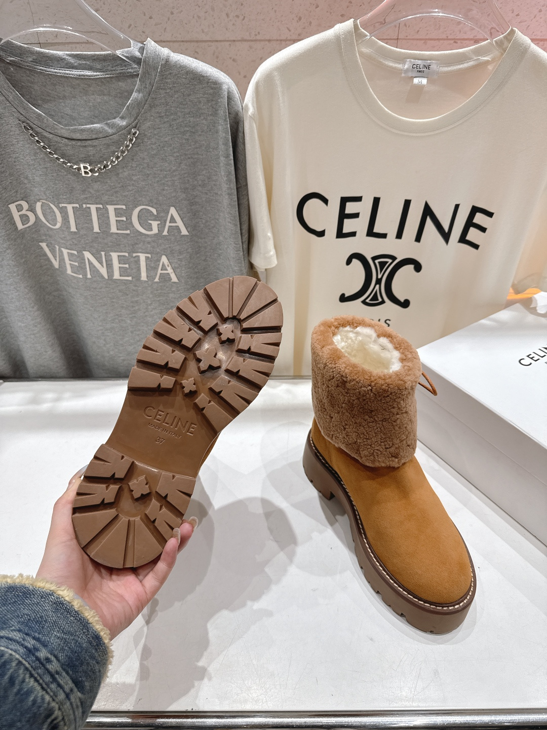 高版本出厂 Celine*赛琳F035 2025ss秋冬最新款毛毛短靴，lisa同款超火复古凯旋门厚底羊