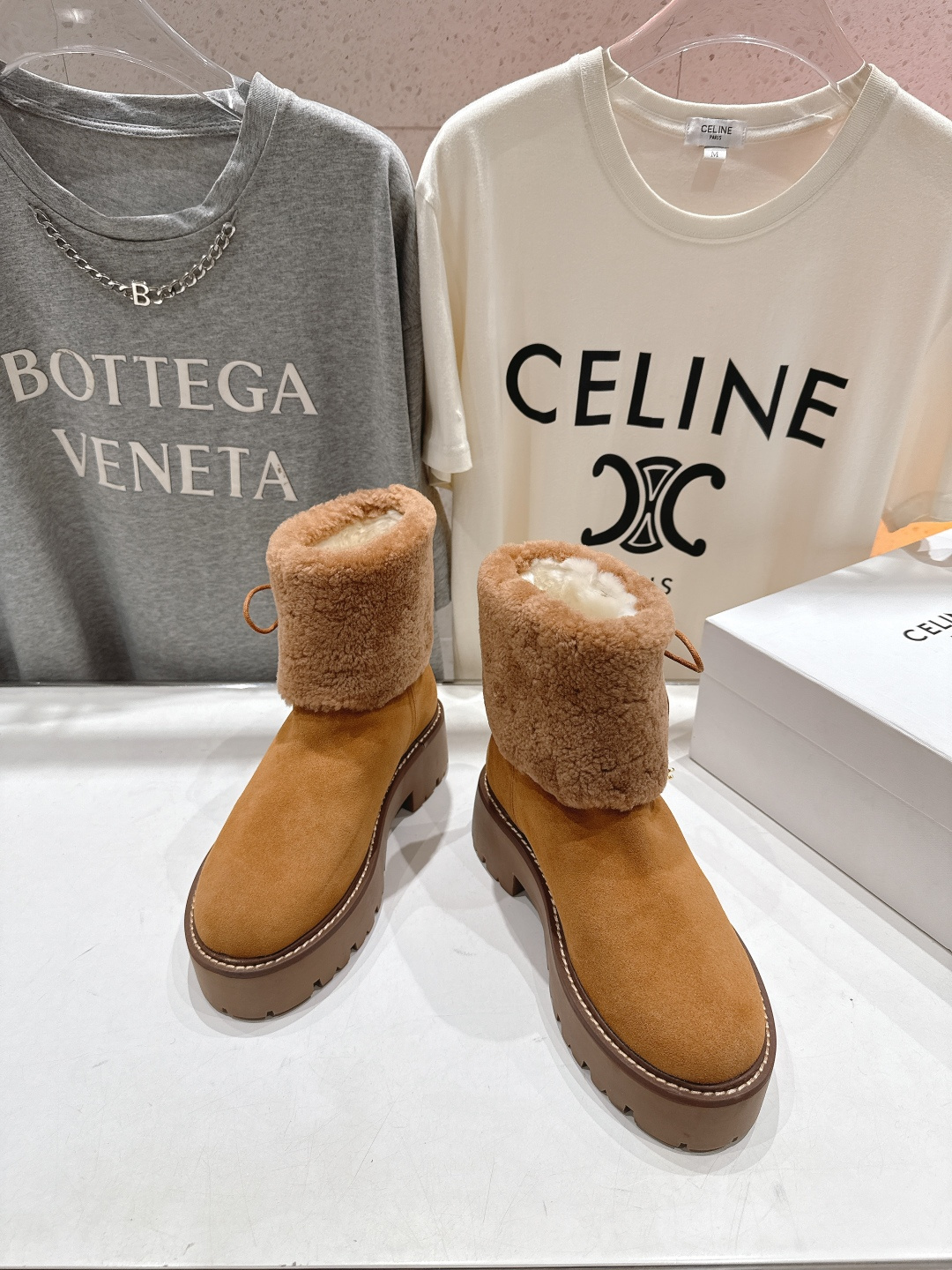 高版本出厂 Celine*赛琳F035 2025ss秋冬最新款毛毛短靴，lisa同款超火复古凯旋门厚底羊