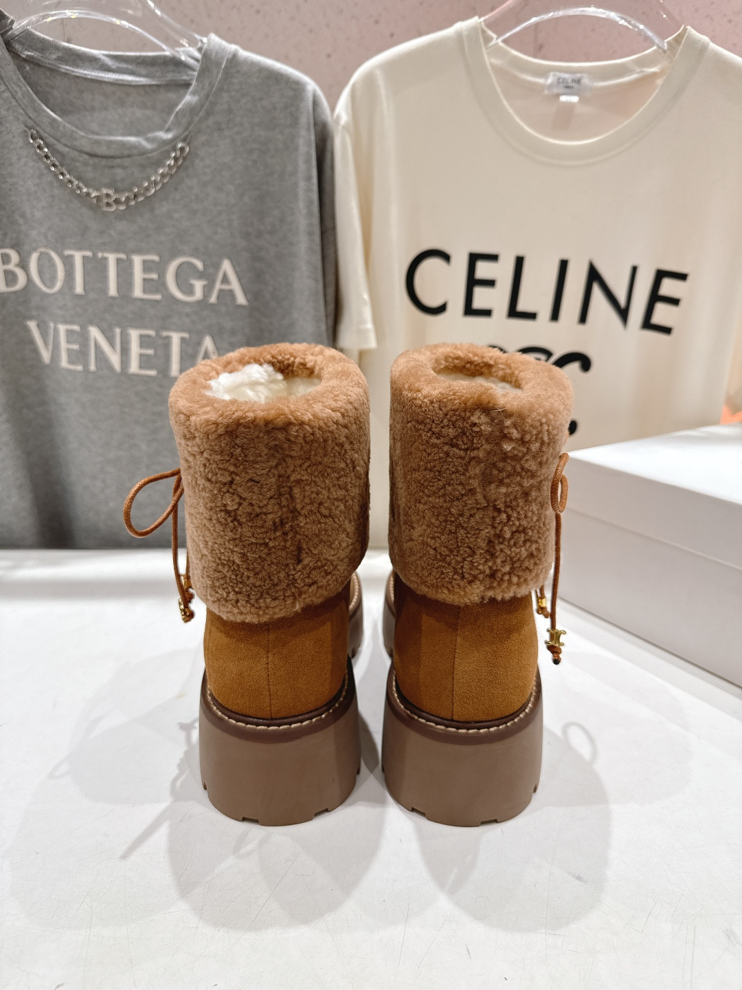 高版本出厂 Celine*赛琳F035 2025ss秋冬最新款毛毛短靴，lisa同款超火复古凯旋门厚底羊