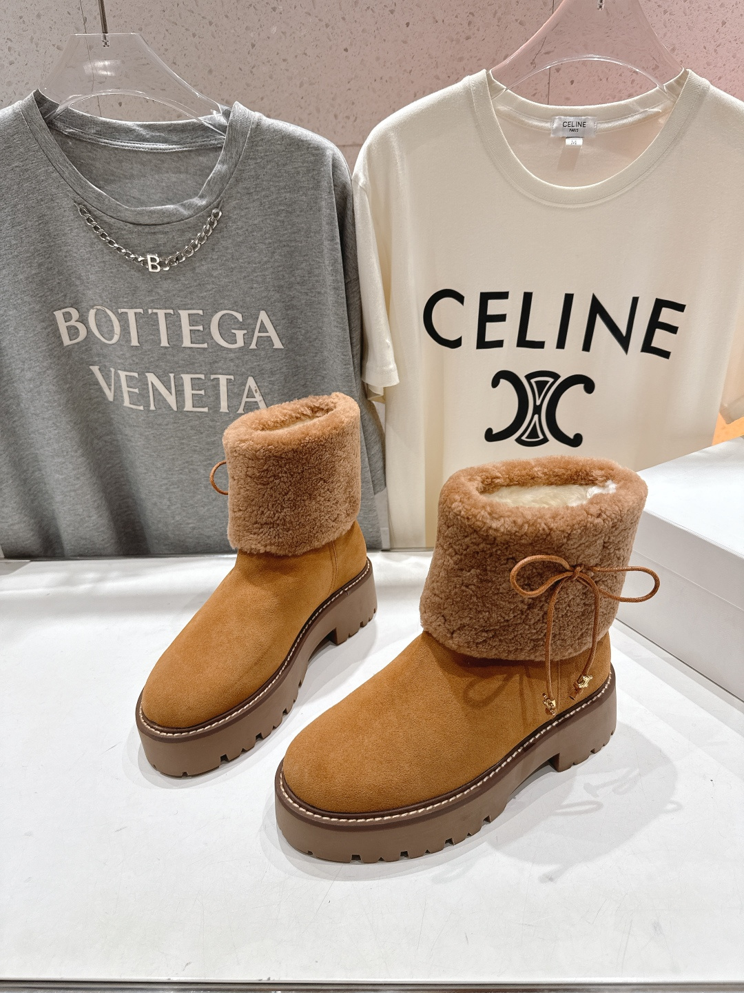 高版本出厂 Celine*赛琳F035 2025ss秋冬最新款毛毛短靴，lisa同款超火复古凯旋门厚底羊