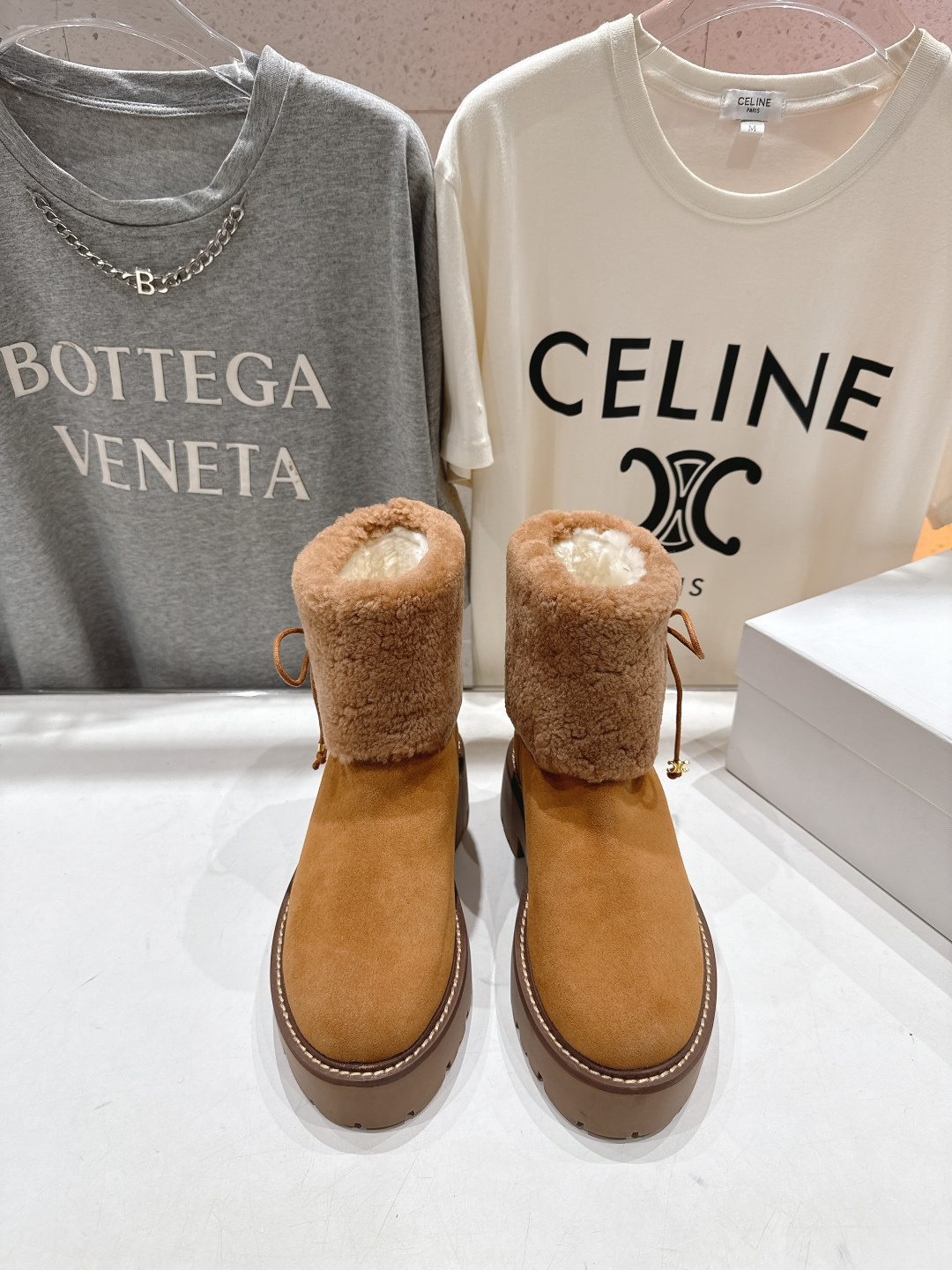 高版本出厂 Celine*赛琳F035 2025ss秋冬最新款毛毛短靴，lisa同款超火复古凯旋门厚底羊