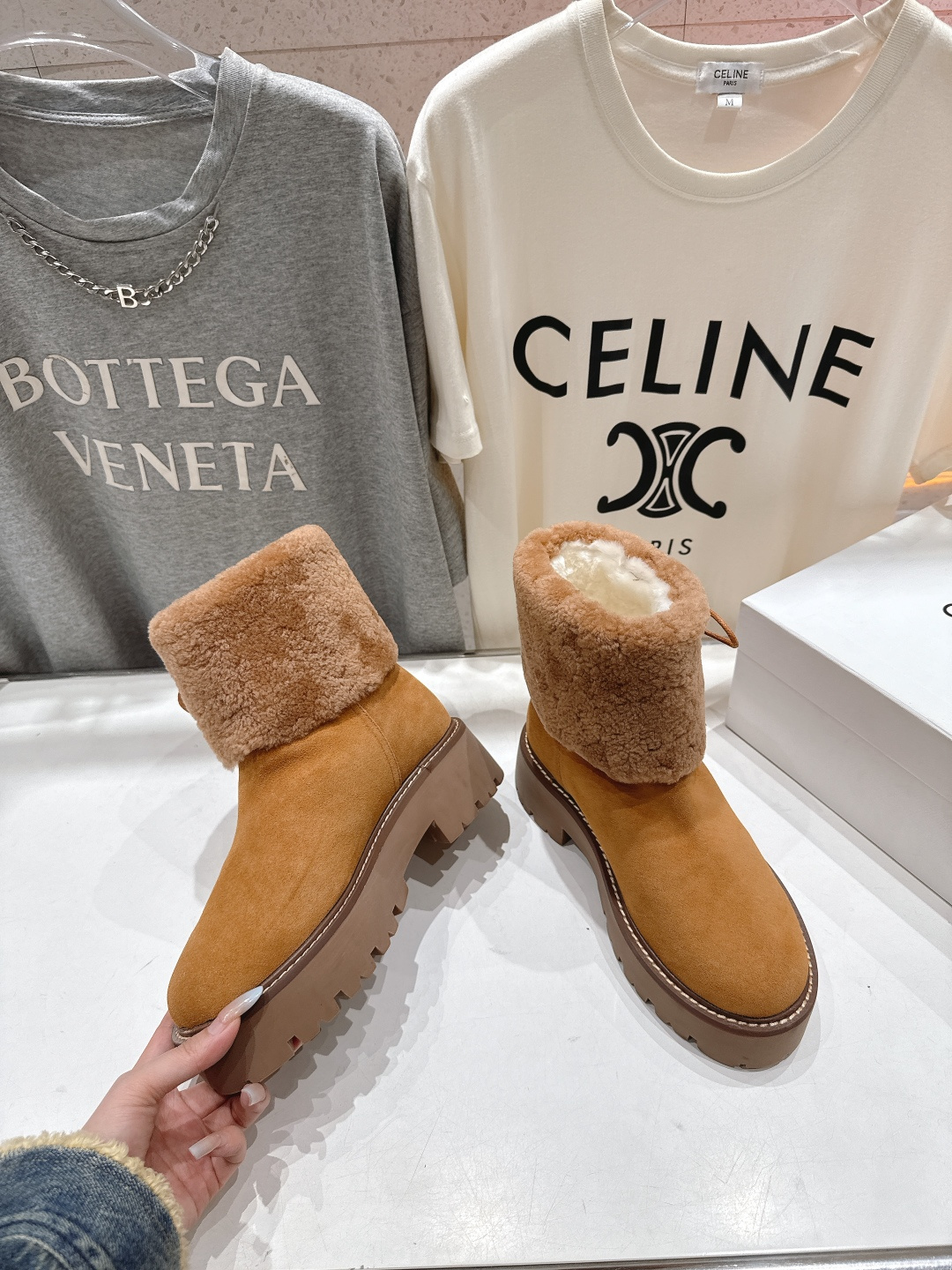 高版本出厂 Celine*赛琳F035 2025ss秋冬最新款毛毛短靴，lisa同款超火复古凯旋门厚底羊