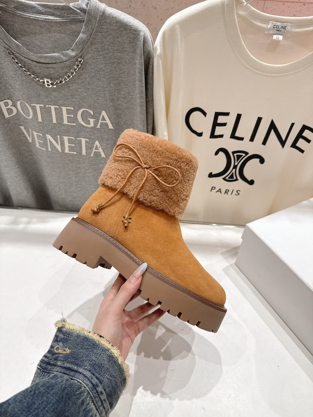 高版本出厂 Celine*赛琳F035 2025ss秋冬最新款毛毛短靴，lisa同款超火复古凯旋门厚底羊