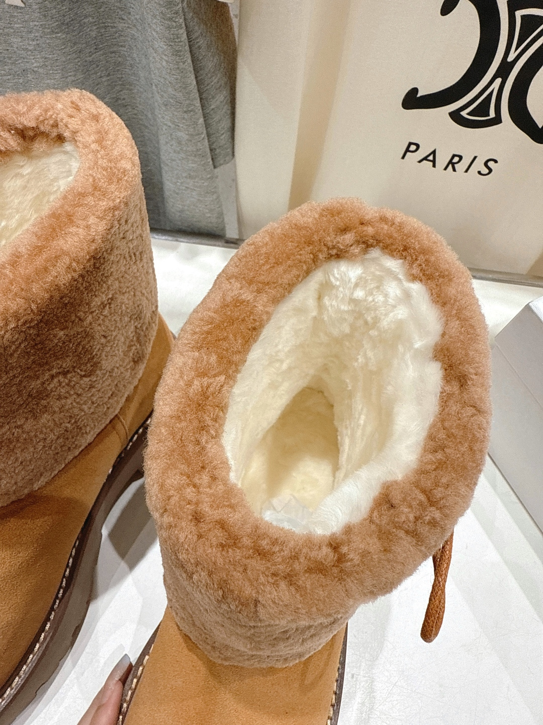 高版本出厂 Celine*赛琳F035 2025ss秋冬最新款毛毛短靴，lisa同款超火复古凯旋门厚底羊