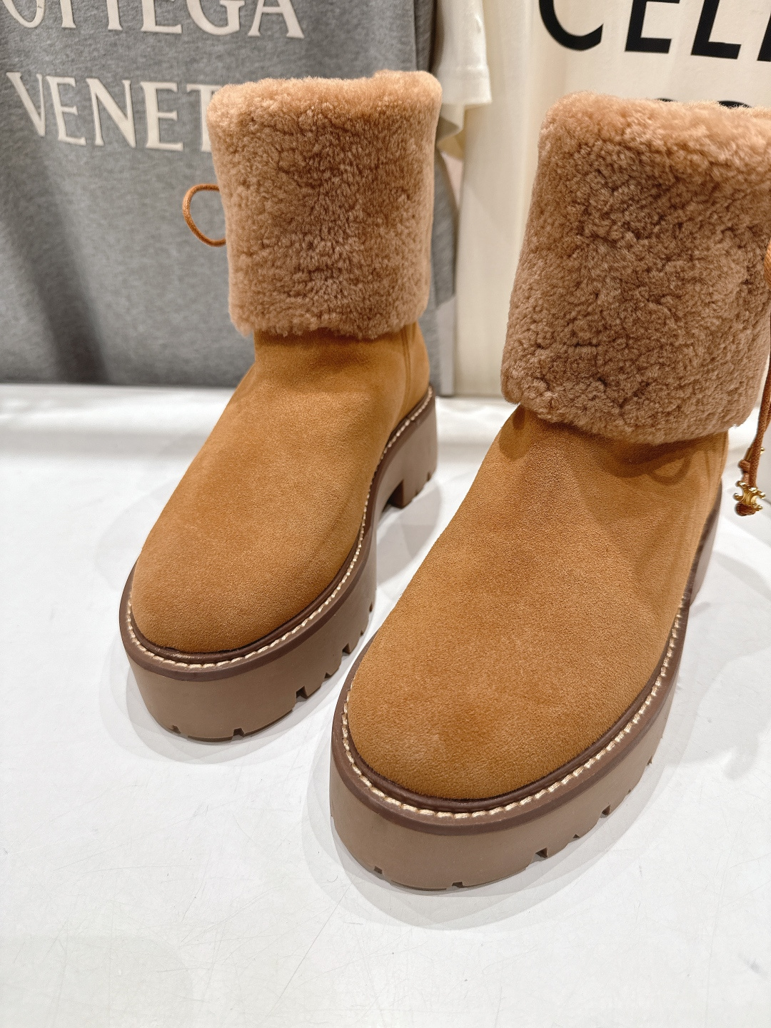 高版本出厂 Celine*赛琳F035 2025ss秋冬最新款毛毛短靴，lisa同款超火复古凯旋门厚底羊