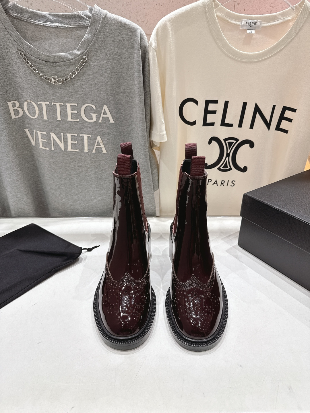 NO:615924,High version SAINT LAURENT/YSL 25ss popular flat brogue British style Chelsea short boots loafers, 2025 new upgrade recommended single product star same style. Very comfortable, worth owning. The finished product is very popular and can withstand the test of time. Recommended single product in autumn and winter, paired with dresses, skinny jeans are a must-have for fashionistas. Original customized cowhide on the upper, cowhide on the inner lining of the feet. Heel height 6.0cm. Multi-layer combination leather outsole imported from Italy.  Size 35-39 (40.41 custom-made, non-returnable), boots, saint laurent, saint laurent, saint laurent, loafers, boots, skirts, cowhide, Leather soles19860909高版本 SAINT LAURENT/圣罗兰YSL 25ss爆款平底布洛克英伦风切尔西短靴乐福鞋,2025全新升级力推单品明星同款 舒适度非常好,值得拥有 成品极具流行风潮,能承受时间的检验 秋冬力推单品,搭配连衣裙,skinny jeans潮人必备 鞋面原版定制牛皮 垫脚内里牛皮 跟高6.0cm 意大利进口多层组合真皮大底 码数35-39 (40.41订做不退换),靴子,saint laurent,saint laurent,saint laurent,loafers,boots,skirts,cowhide,Leather soles,Women's Shoes