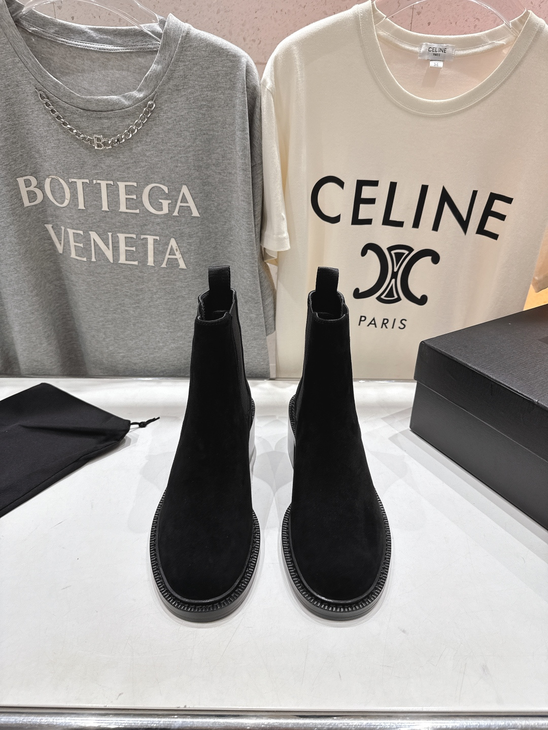 NO:612767,Yves Saint Laurent YSL 25ss popular flat-soled brogue British-style Chelsea short boots and loafers, newly upgraded and recommended as the same style as the stars. Very comfortable, worth owning. The finished product is very popular and can withstand the test of time. Recommended in autumn and winter, paired with dresses, skinny jeans are a must-have for fashionistas. Original custom-made high mercerized suede upper, cowhide lining for foot pads, 6.0cm heel height, multi-layer combination genuine leather outsole imported from Italy, size 35-39  (40.41 Custom-made items are non-refundable), boots, saint laurent, saint laurent, loafers, boots, skirts, cowhide, Leather soles19860909圣罗兰YSL 25ss爆款平底布洛克英伦风切尔西短靴乐福鞋,全新升级力推单品明星同款 舒适度非常好,值得拥有 成品极具流行风潮,能承受时间的检验 秋冬力推单品,搭配连衣裙,skinny jeans潮人必备 鞋面原版定制高丝光反绒皮 垫脚内里牛皮 跟高6.0cm 意大利进口多层组合真皮大底 码数35-39 (40.41订做不退换),靴子,saint laurent,saint laurent,loafers,boots,skirts,cowhide,Leather soles,Women's Shoes