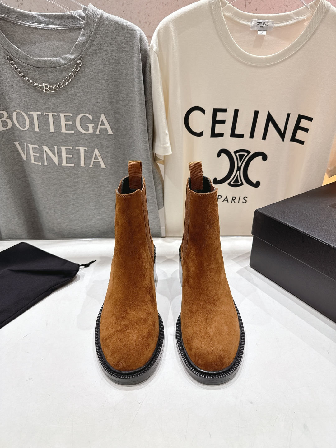 NO:615927,High version SAINT LAURENT/Saint Laurent YSL 25ss popular flat brogue British style Chelsea short boots loafers, 2025 new upgrade recommended single product star same style. Very comfortable, worth owning. The finished product is very popular and can withstand the test of time. Recommended single product in autumn and winter, paired with dresses, skinny jeans are a must-have. The upper is original customized high mercerized suede leather. The inner lining of the foot is cowhide. Heel height is 6.0cm.  Multi-layer combination genuine leather outsole imported from Italy, size 35-39 (40.41 custom-made, non-returnable), boots, saint laurent, saint laurent, saint laurent, loafers, boots, skirts, cowhide, Leather soles19860909高版本 SAINT LAURENT/圣罗兰YSL 25ss爆款平底布洛克英伦风切尔西短靴乐福鞋,2025全新升级力推单品明星同款 舒适度非常好,值得拥有 成品极具流行风潮,能承受时间的检验 秋冬力推单品,搭配连衣裙,skinny jeans潮人必备 鞋面原版定制高丝光反绒皮 垫脚内里牛皮 跟高6.0cm 意大利进口多层组合真皮大底 码数35-39 (40.41订做不退换),靴子,saint laurent,saint laurent,saint laurent,loafers,boots,skirts,cowhide,Leather soles,Women's Shoes