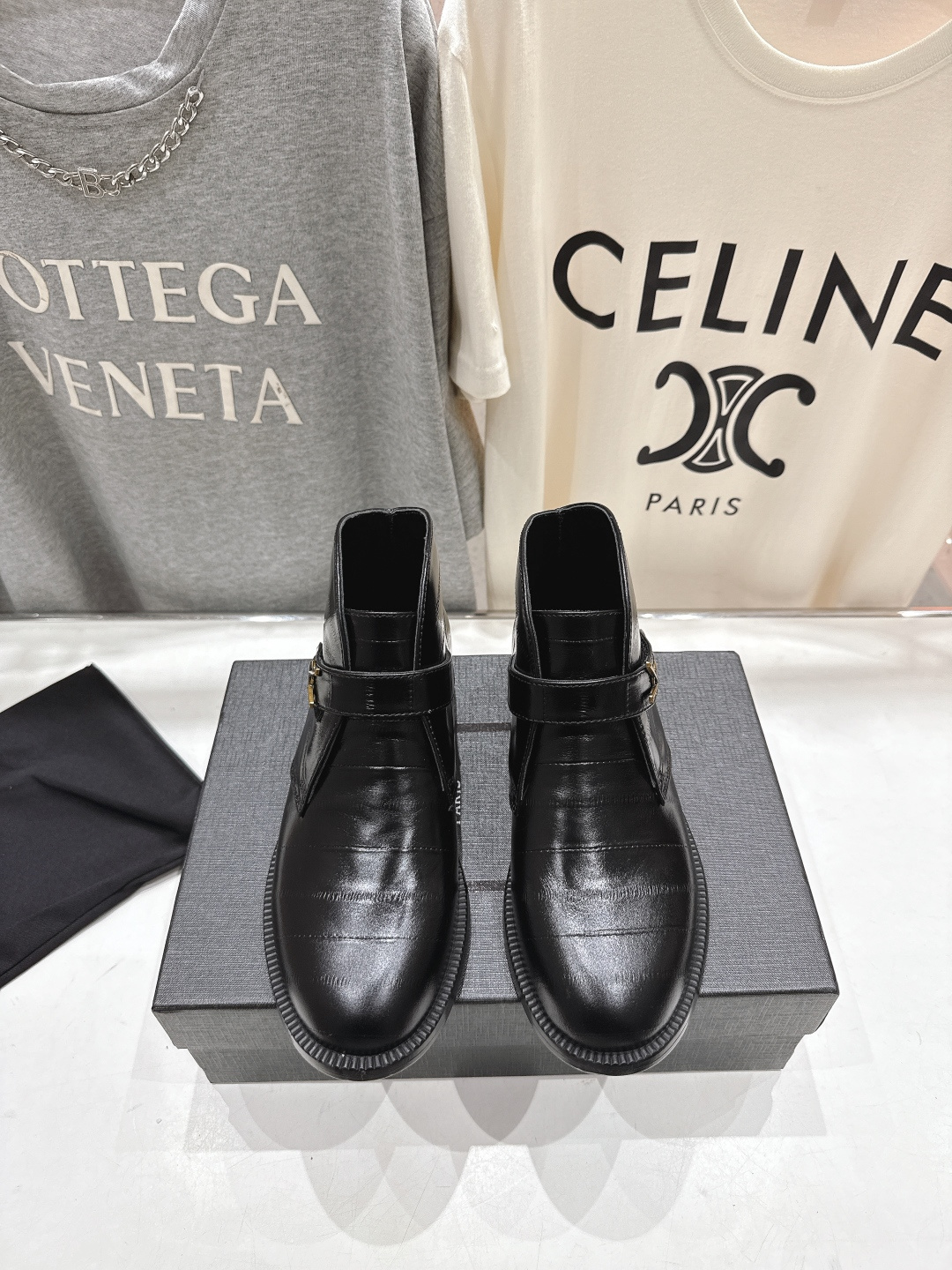 NO:612803,Yves Saint Laurent YSL 25ss popular flat brogue British style Chelsea short boots loafers, newly upgraded and highly recommended single product, the same model as the stars. Very comfortable, worth owning. The finished product is very popular and can withstand the test of time. Highly recommended single product in autumn and winter, paired with dresses, skinny jeans are a must-have for fashionistas. Original custom cowhide on the upper, cowhide on the inner lining of the feet. Italian imported multi-layer combination genuine leather outsole, size 35-39  (40.41.42 Custom-made items are not returnable or exchangeable), boots, saint laurent, saint laurent, loafers, boots, skirts, cowhide, Leather soles19860909圣罗兰YSL 25ss爆款平底布洛克英伦风切尔西短靴乐福鞋,全新升级力推单品明星同款 舒适度非常好,值得拥有 成品极具流行风潮,能承受时间的检验 秋冬力推单品,搭配连衣裙,skinny jeans潮人必备 鞋面原版定制牛皮 垫脚内里牛皮 意大利进口多层组合真皮大底 码数35-39 (40.41.42订做不退换),靴子,saint laurent,saint laurent,loafers,boots,skirts,cowhide,Leather soles,Women's Shoes