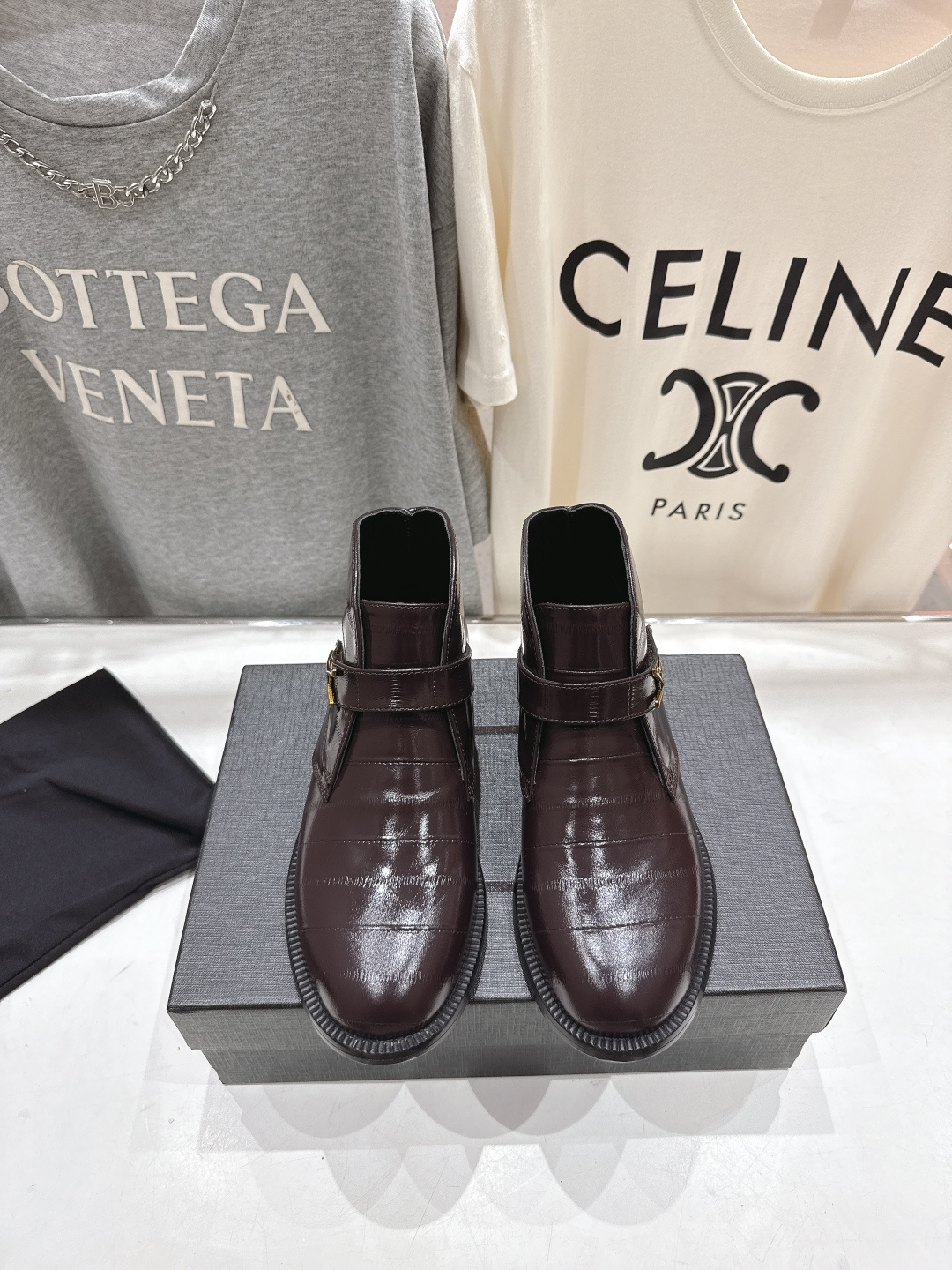 NO:612762,Yves Saint Laurent YSL 25ss popular flat brogue British style Chelsea short boots loafers, newly upgraded and highly recommended single product, the same model as the stars. Very comfortable, worth owning. The finished product is very popular and can withstand the test of time. Highly recommended single product in autumn and winter, paired with dresses, skinny jeans are a must-have for fashionistas. Original custom cowhide on the upper, cowhide on the inner lining of the feet. Italian imported multi-layer combination genuine leather outsole, size 35-39  (40.41.42 Custom-made items are not returnable or exchangeable), boots, saint laurent, saint laurent, loafers, boots, skirts, cowhide, Leather soles19860909圣罗兰YSL 25ss爆款平底布洛克英伦风切尔西短靴乐福鞋,全新升级力推单品明星同款 舒适度非常好,值得拥有 成品极具流行风潮,能承受时间的检验 秋冬力推单品,搭配连衣裙,skinny jeans潮人必备 鞋面原版定制牛皮 垫脚内里牛皮 意大利进口多层组合真皮大底 码数35-39 (40.41.42订做不退换),靴子,saint laurent,saint laurent,loafers,boots,skirts,cowhide,Leather soles,Women's Shoes