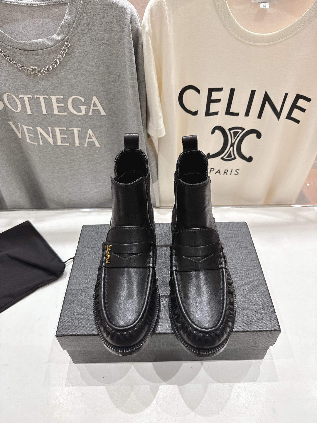 NO:615930,High version SAINT LAURENT/Saint Laurent YSL 25ss popular flat brogue British style Chelsea short boots loafers, 2025 new upgrade recommended single product star's same style. Very comfortable, worth owning. The finished product is very popular and can withstand the test of time. Recommended single product in autumn and winter, paired with dresses, skinny jeans are a must-have for fashionistas. Original custom cowhide on the upper, cowhide on the inner lining of the feet. Multi-layer combination genuine leather outsole imported from Italy. Size 35-39  (40.41.42 Custom-made items are non-refundable), boots, saint laurent, saint laurent, saint laurent, loafers, boots, skirts, cowhide, Leather soles19860909高版本 SAINT LAURENT/圣罗兰YSL 25ss爆款平底布洛克英伦风切尔西短靴乐福鞋,2025全新升级力推单品明星同款 舒适度非常好,值得拥有 成品极具流行风潮,能承受时间的检验 秋冬力推单品,搭配连衣裙,skinny jeans潮人必备 鞋面原版定制牛皮 垫脚内里牛皮 意大利进口多层组合真皮大底 码数35-39 (40.41.42订做不退换),靴子,saint laurent,saint laurent,saint laurent,loafers,boots,skirts,cowhide,Leather soles,Women's Shoes