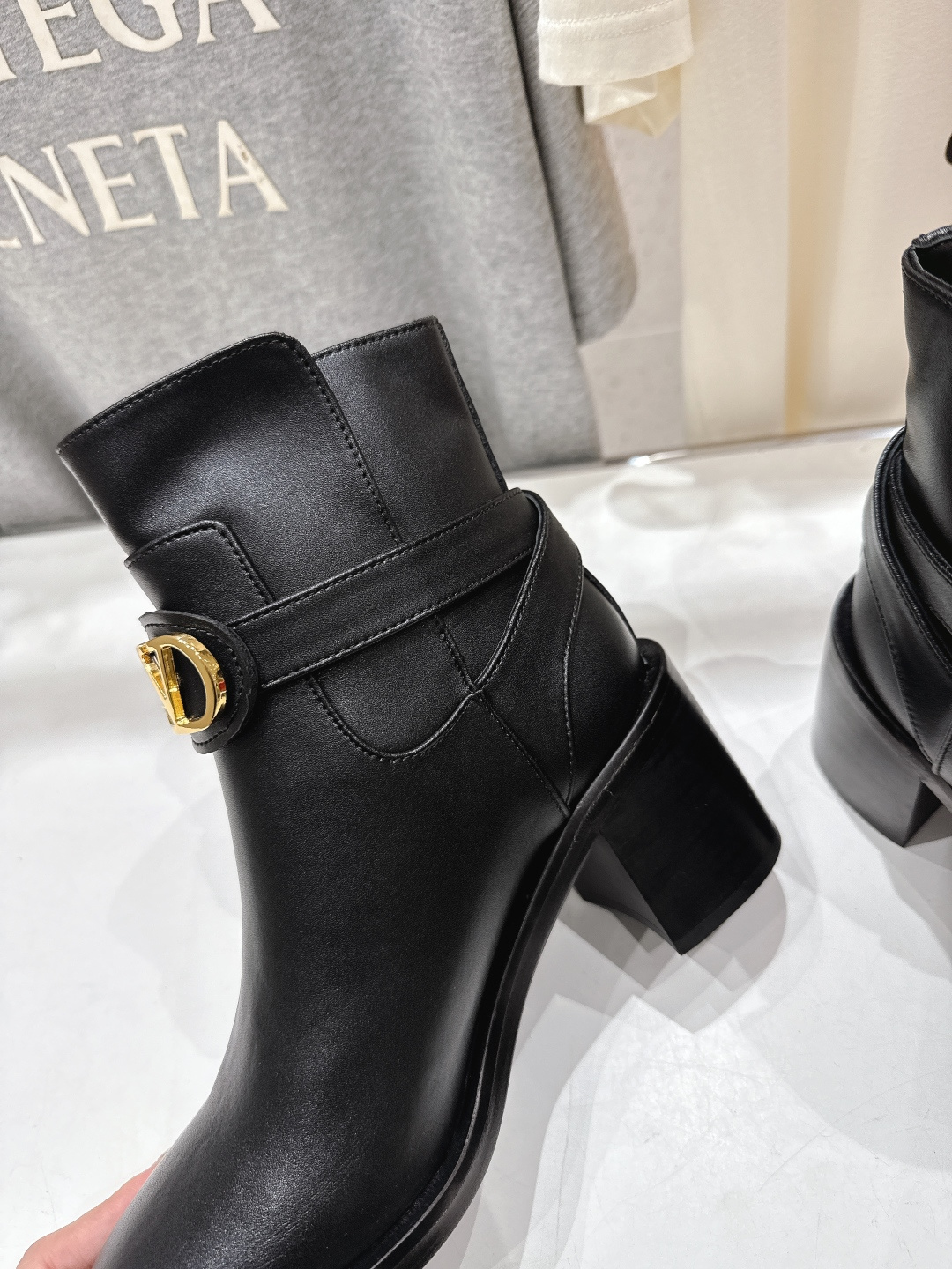 高版本出厂 ～New～顶级制作·Valentino·华伦天奴〰️2025ss秋冬系列新款切尔西高跟短靴创