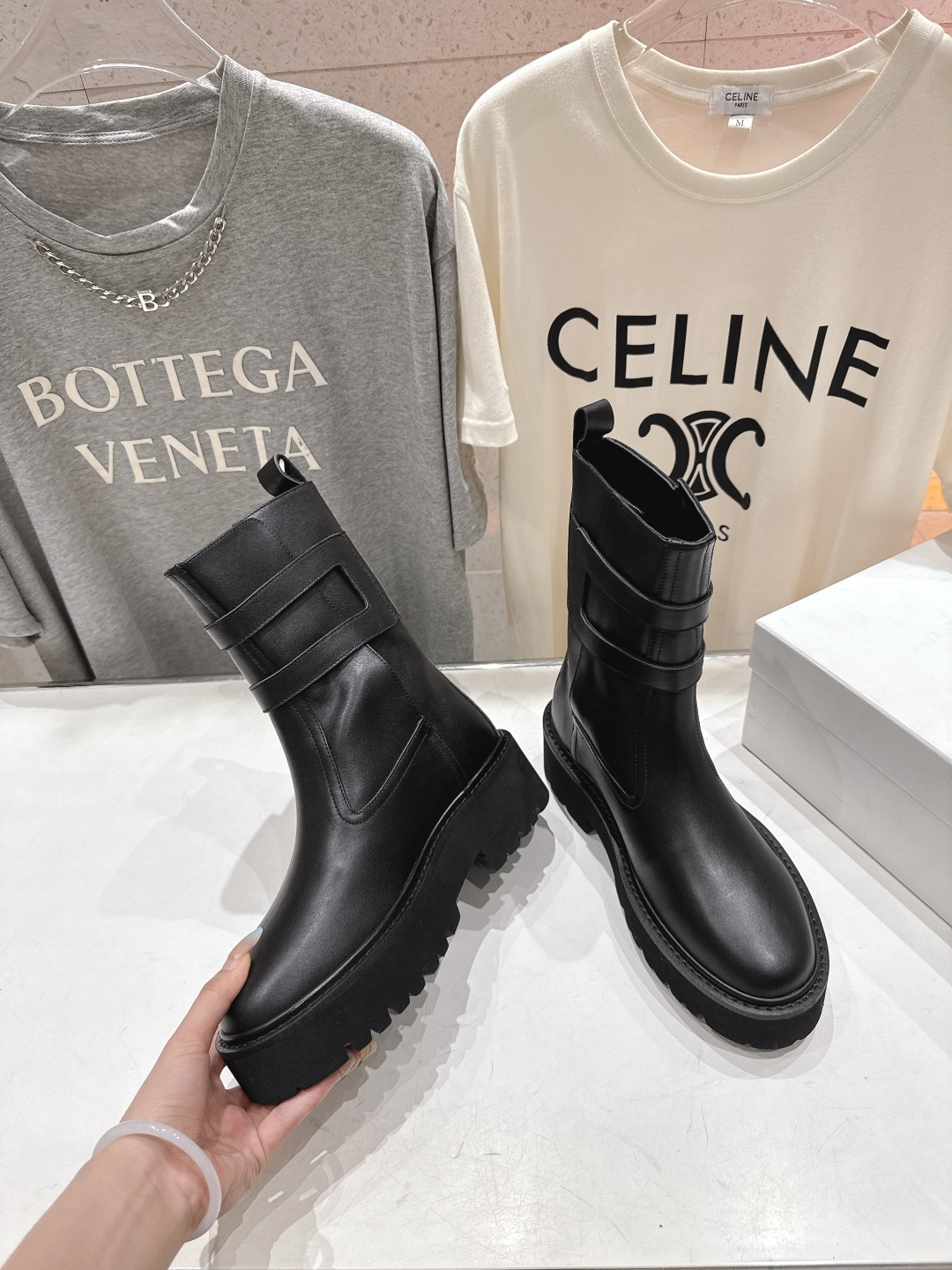 高版本出厂 Celine*赛琳F035 2025ss秋冬最新款短靴！lisa同款超火复古凯旋门短靴马丁靴