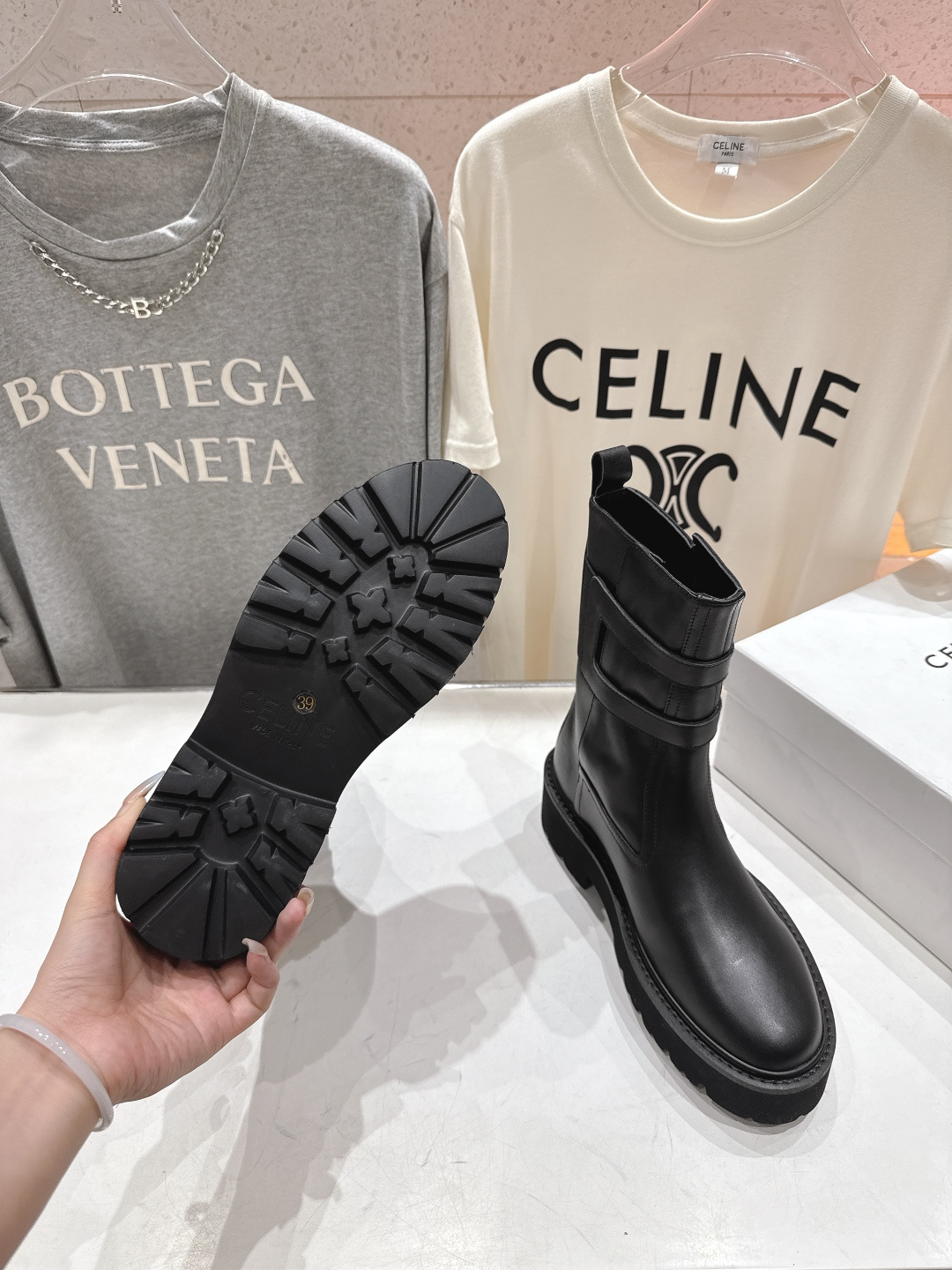 高版本出厂 Celine*赛琳F035 2025ss秋冬最新款短靴！lisa同款超火复古凯旋门短靴马丁靴