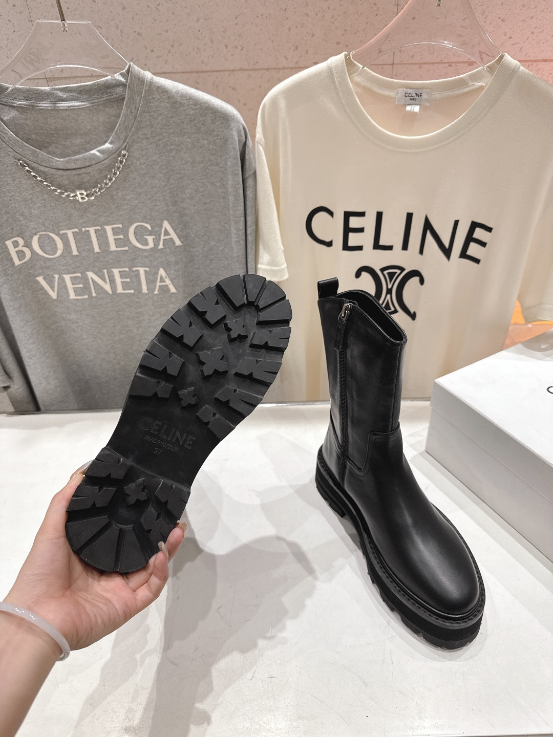 高版本出厂 Celine*赛琳F035 2025ss秋冬最新款短靴！lisa同款超火复古凯旋门短靴马丁靴