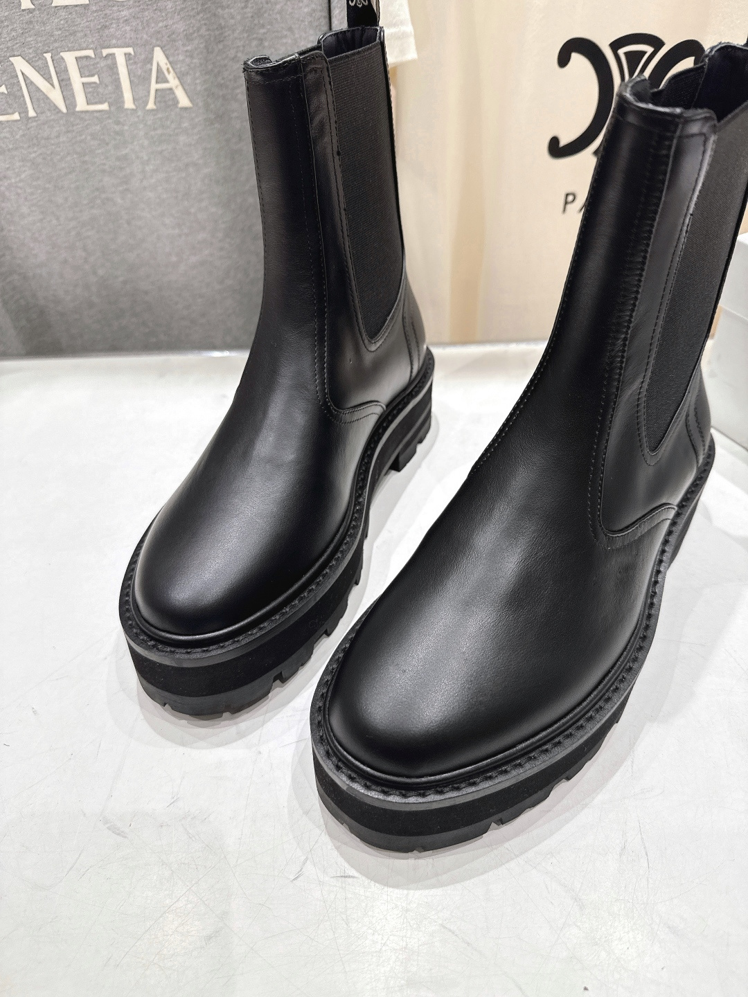 高版本出厂 Celine*赛琳F035 2025ss秋冬最新款短靴！lisa同款超火复古凯旋门短靴马丁靴