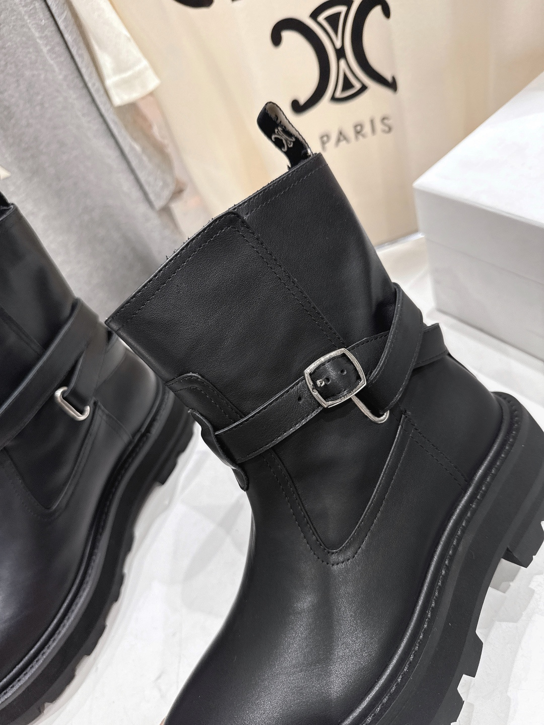 高版本出厂 Celine*赛琳F035 2025ss秋冬最新款短靴！lisa同款超火复古凯旋门短靴马丁靴