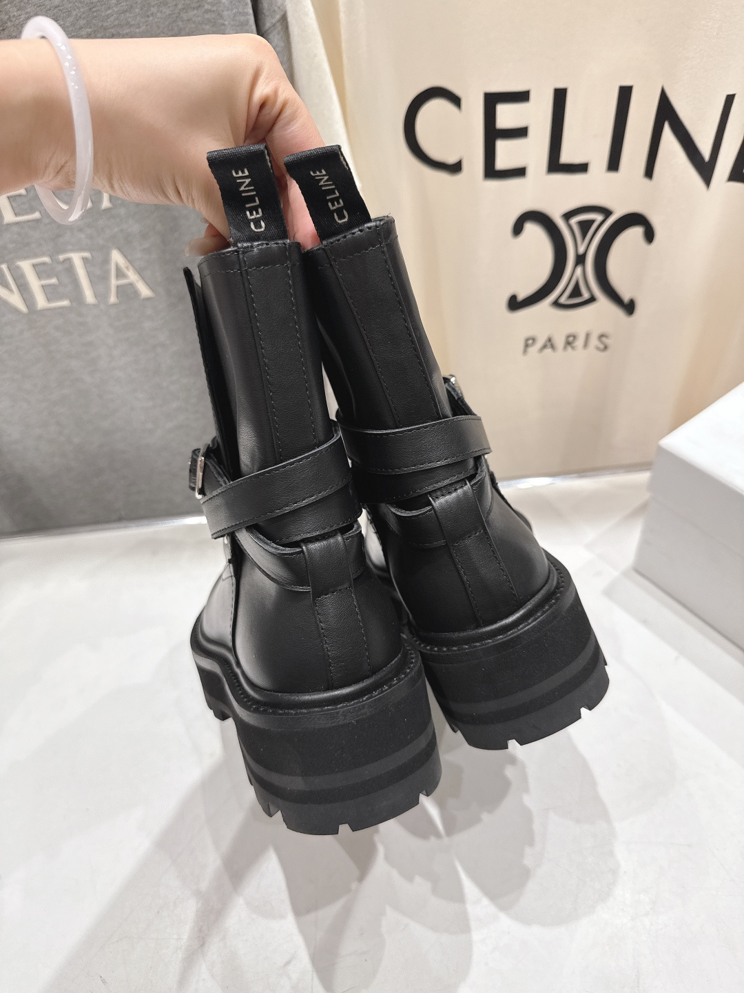 高版本出厂 Celine*赛琳F035 2025ss秋冬最新款短靴！lisa同款超火复古凯旋门短靴马丁靴