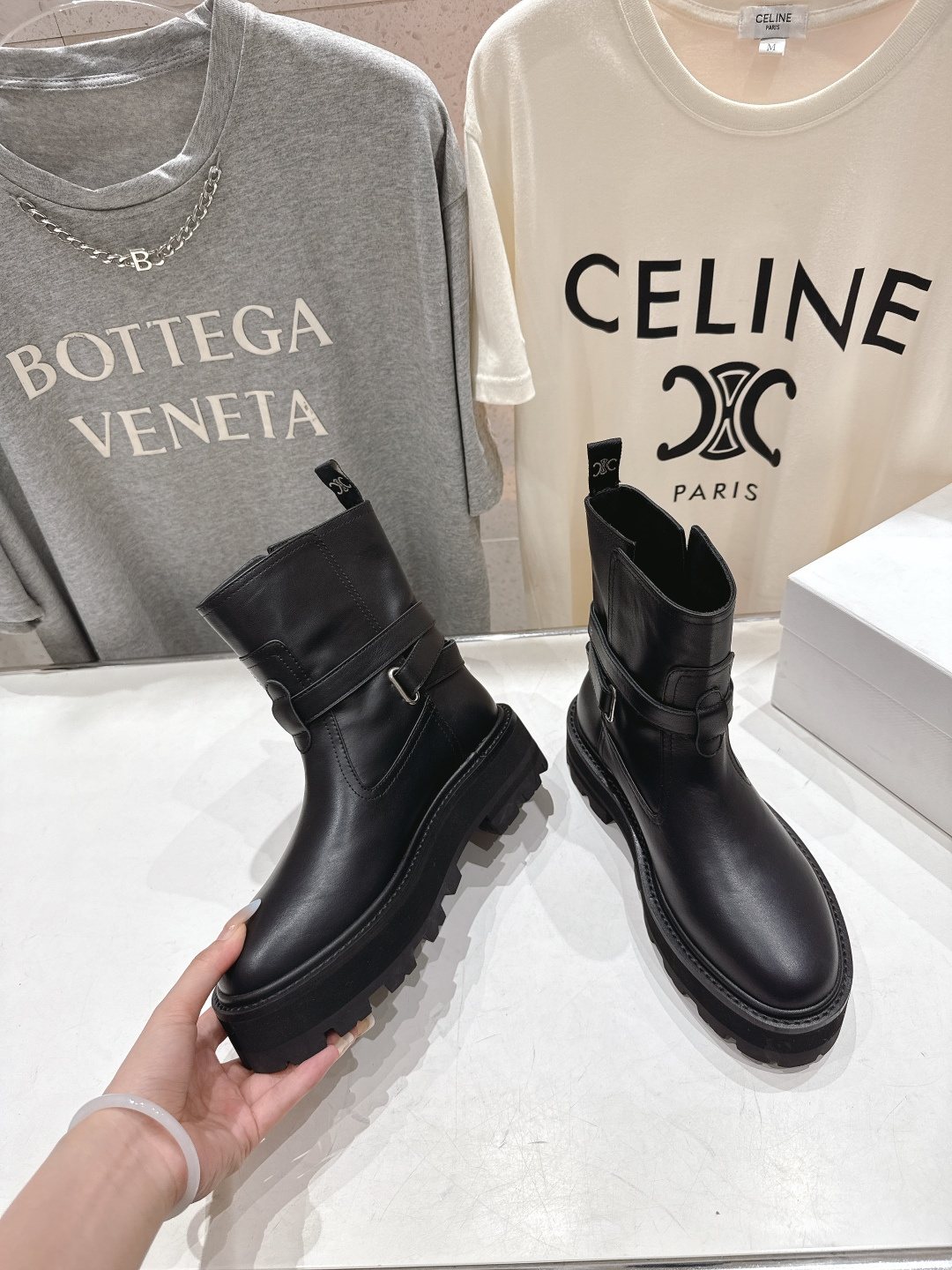 高版本出厂 Celine*赛琳F035 2025ss秋冬最新款短靴！lisa同款超火复古凯旋门短靴马丁靴