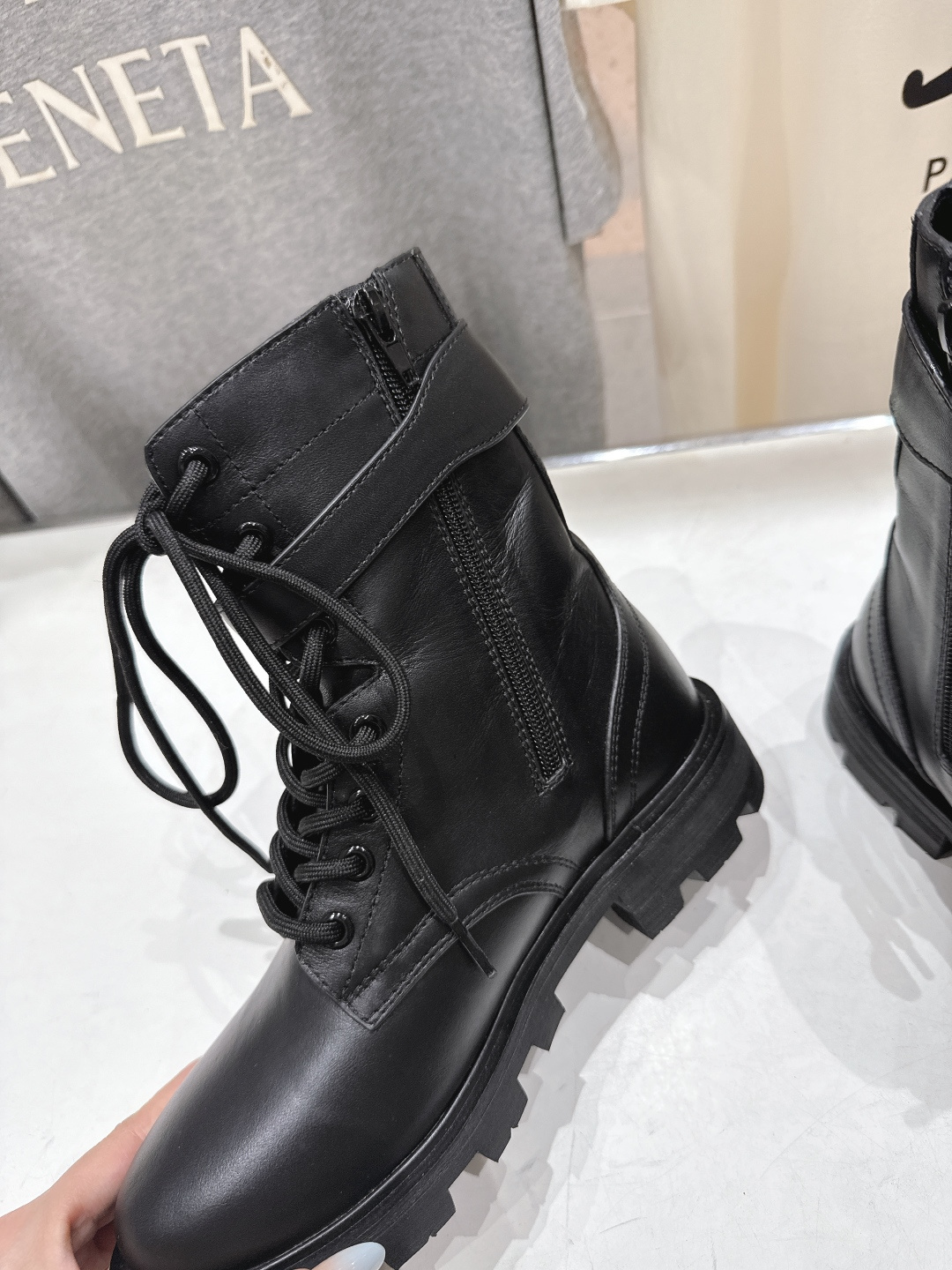 高版本出厂 Celine*赛琳F035 2025ss秋冬最新款短靴！lisa同款超火复古凯旋门短靴马丁靴