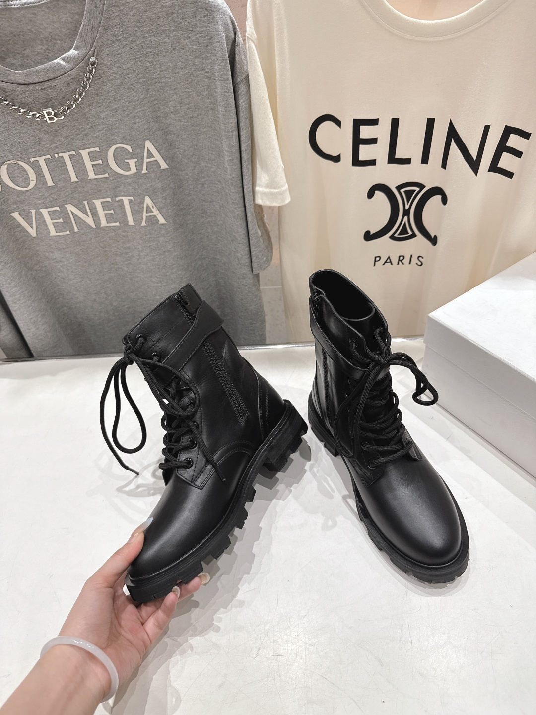 高版本出厂 Celine*赛琳F035 2025ss秋冬最新款短靴！lisa同款超火复古凯旋门短靴马丁靴