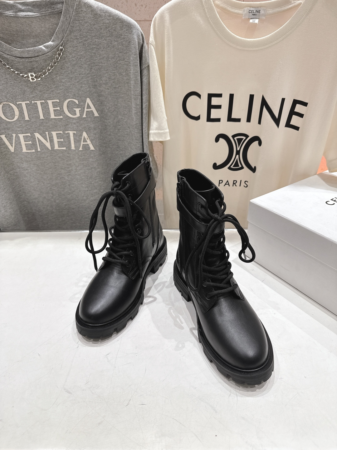 高版本出厂 Celine*赛琳F035 2025ss秋冬最新款短靴！lisa同款超火复古凯旋门短靴马丁靴
