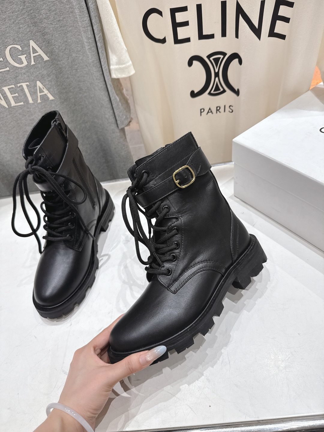 高版本出厂 Celine*赛琳F035 2025ss秋冬最新款短靴！lisa同款超火复古凯旋门短靴马丁靴