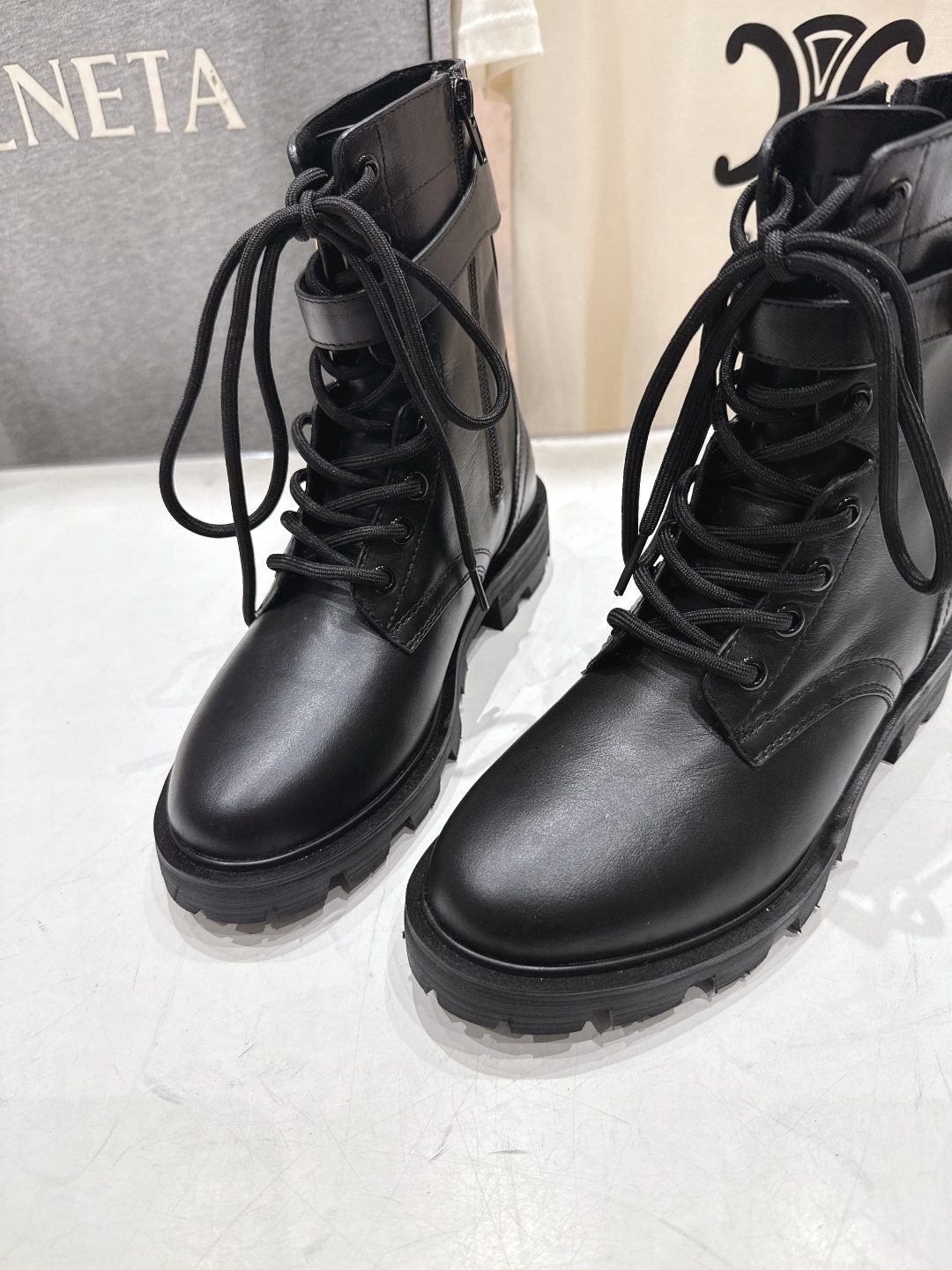 高版本出厂 Celine*赛琳F035 2025ss秋冬最新款短靴！lisa同款超火复古凯旋门短靴马丁靴