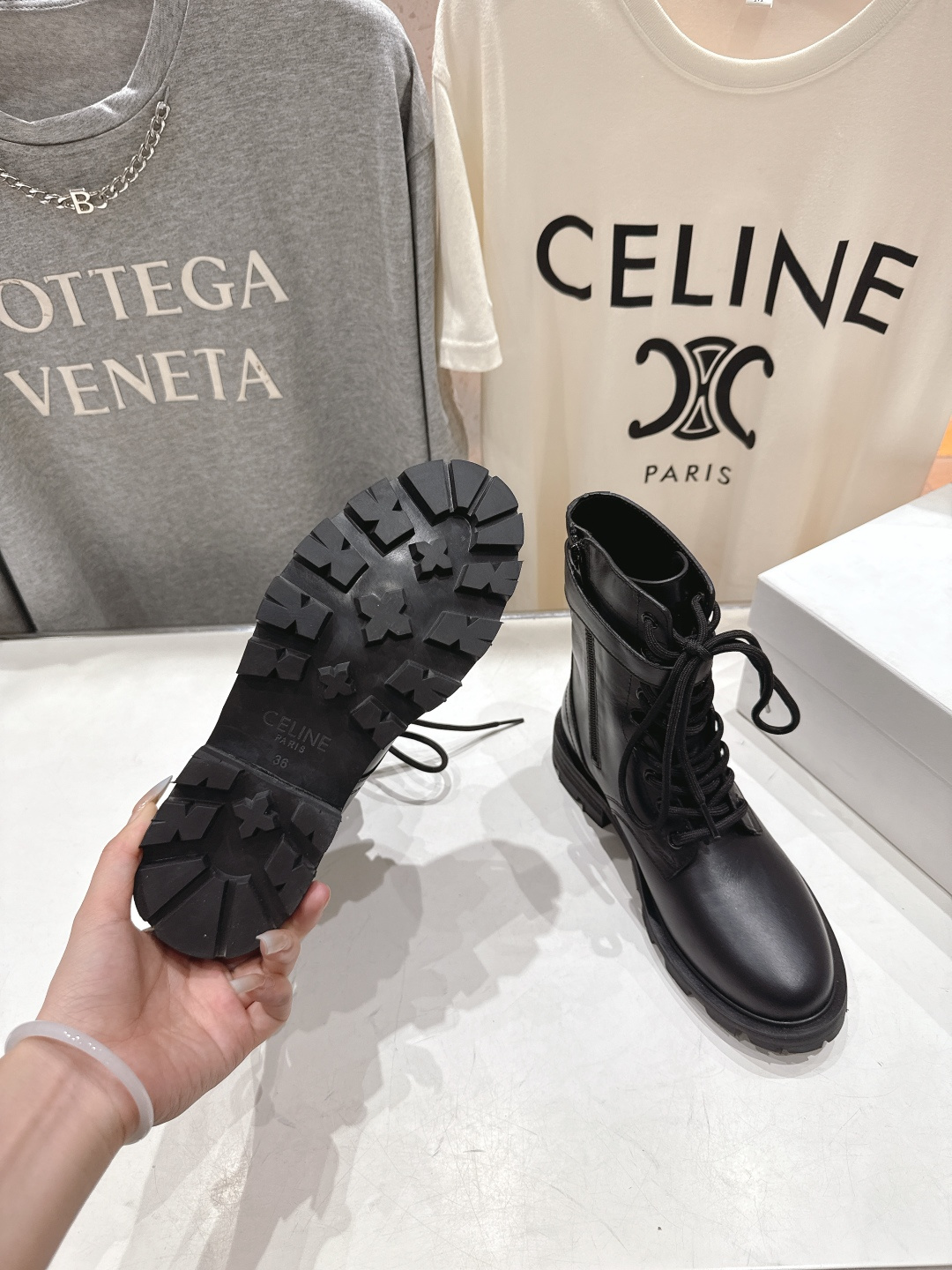 高版本出厂 Celine*赛琳F035 2025ss秋冬最新款短靴！lisa同款超火复古凯旋门短靴马丁靴