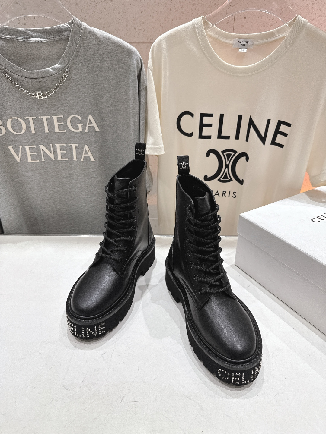 高版本出厂 Celine*赛琳F035 2025ss秋冬最新款短靴！lisa同款超火复古凯旋门短靴马丁靴