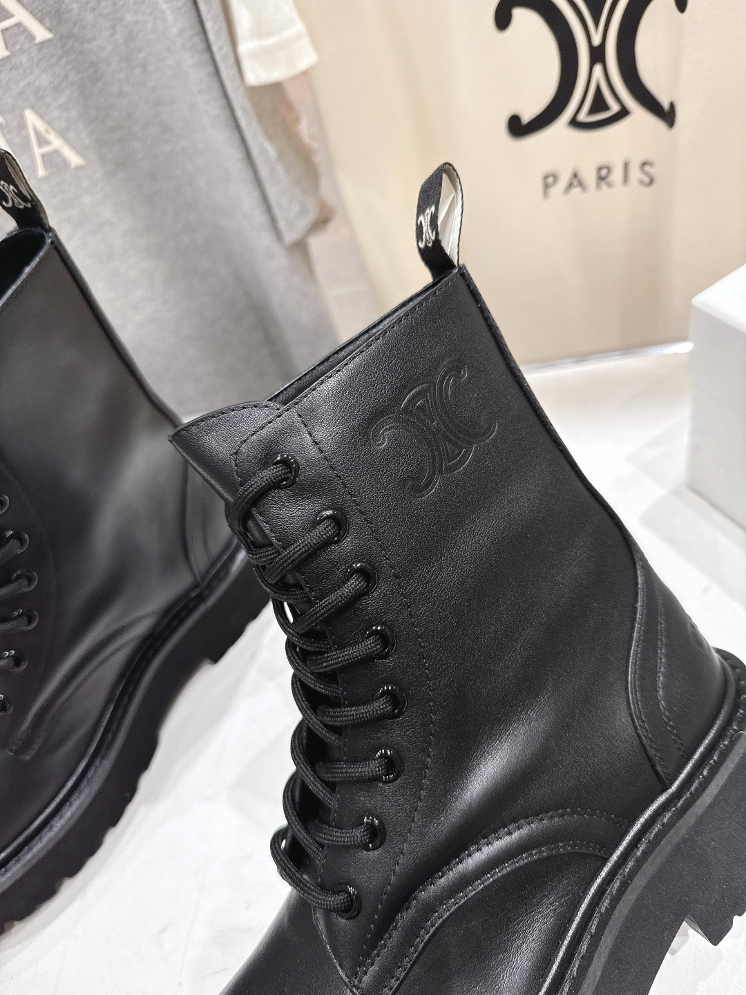 高版本出厂 Celine*赛琳F035 2025ss秋冬最新款短靴！lisa同款超火复古凯旋门短靴马丁靴