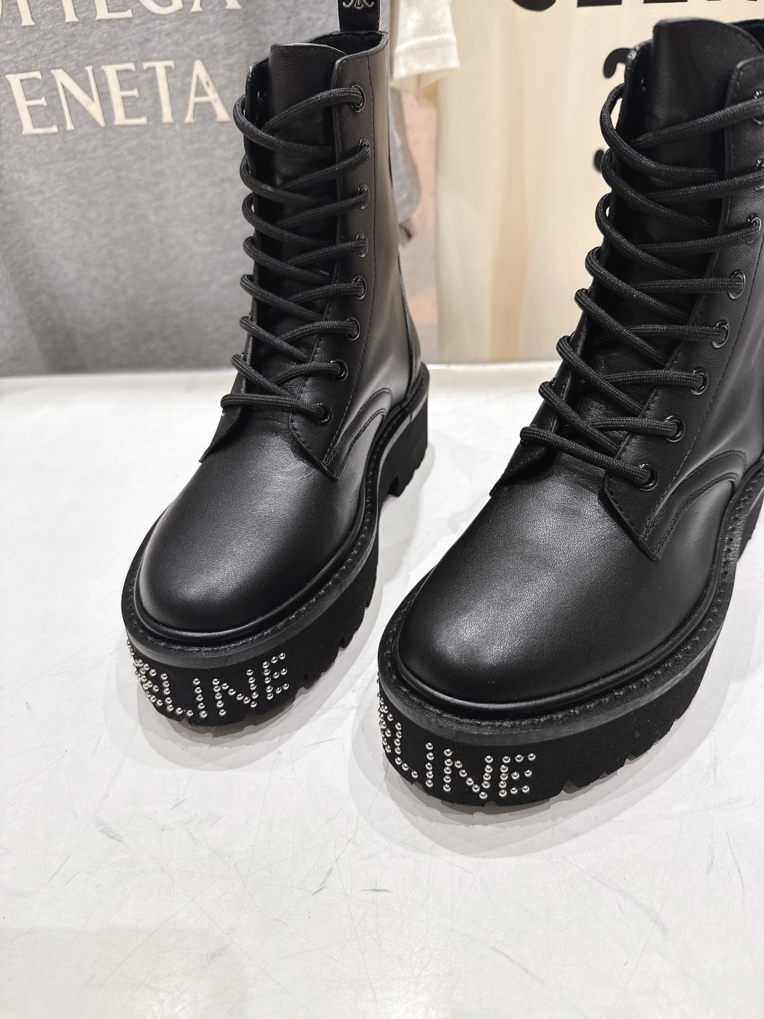 高版本出厂 Celine*赛琳F035 2025ss秋冬最新款短靴！lisa同款超火复古凯旋门短靴马丁靴