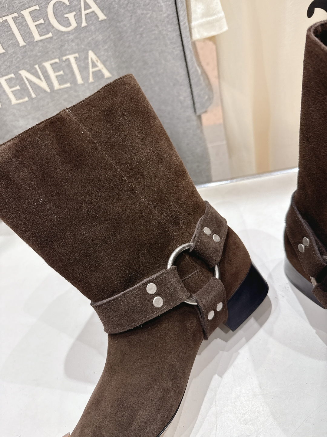 高版本出厂韩国 shop we are F017 25ss秋冬新款小方头搭扣短靴低调简约的设计，超帅气造