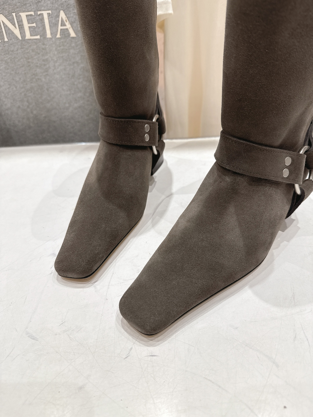 高版本出厂韩国 shop we are F017 25ss秋冬新款小方头搭扣短靴低调简约的设计，超帅气造