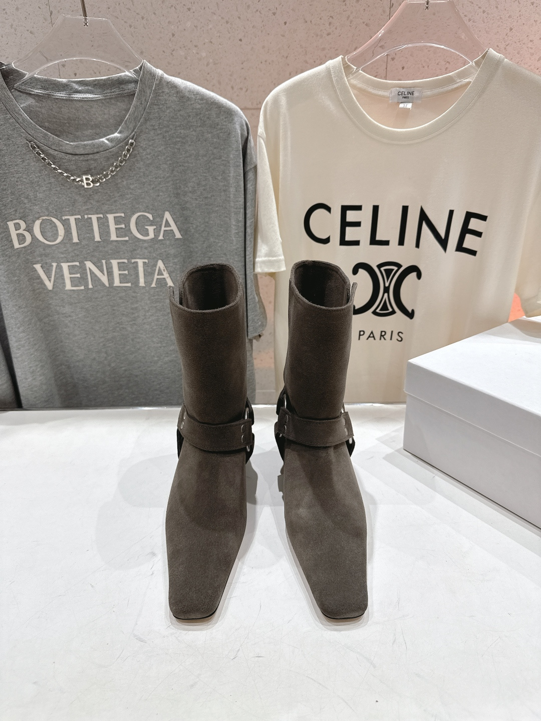 高版本出厂韩国 shop we are F017 25ss秋冬新款小方头搭扣短靴低调简约的设计，超帅气造