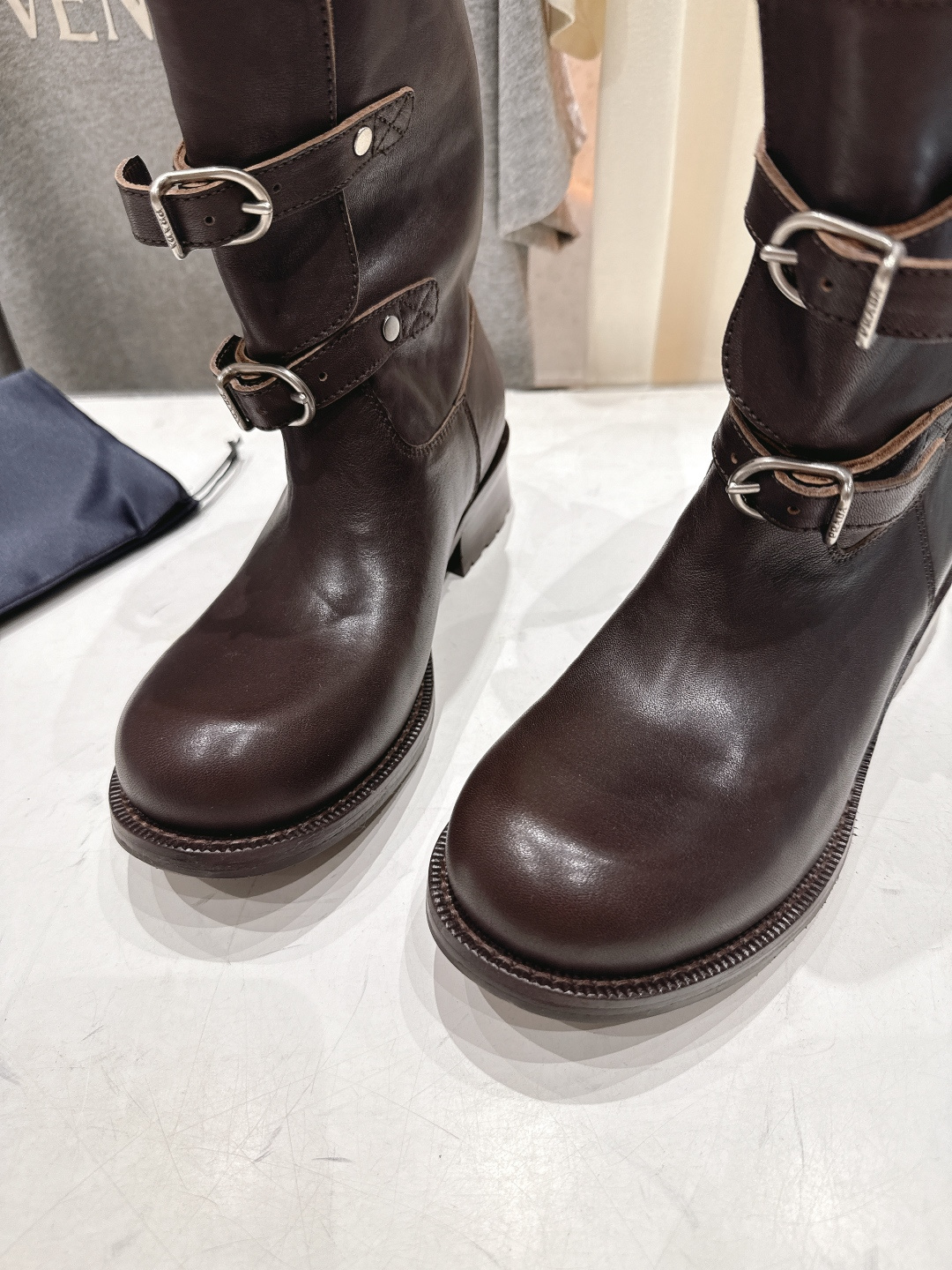 高版本出厂 prada/普拉达F041 2025ss最新厚底双搭扣马丁靴骑士靴短靴，非常耐看的一款走秀款