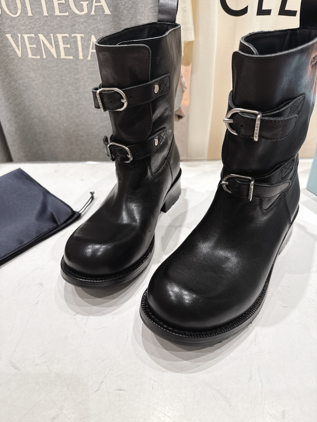 高版本出厂 prada/普拉达F041 2025ss最新厚底双搭扣马丁靴骑士靴短靴，非常耐看的一款走秀款