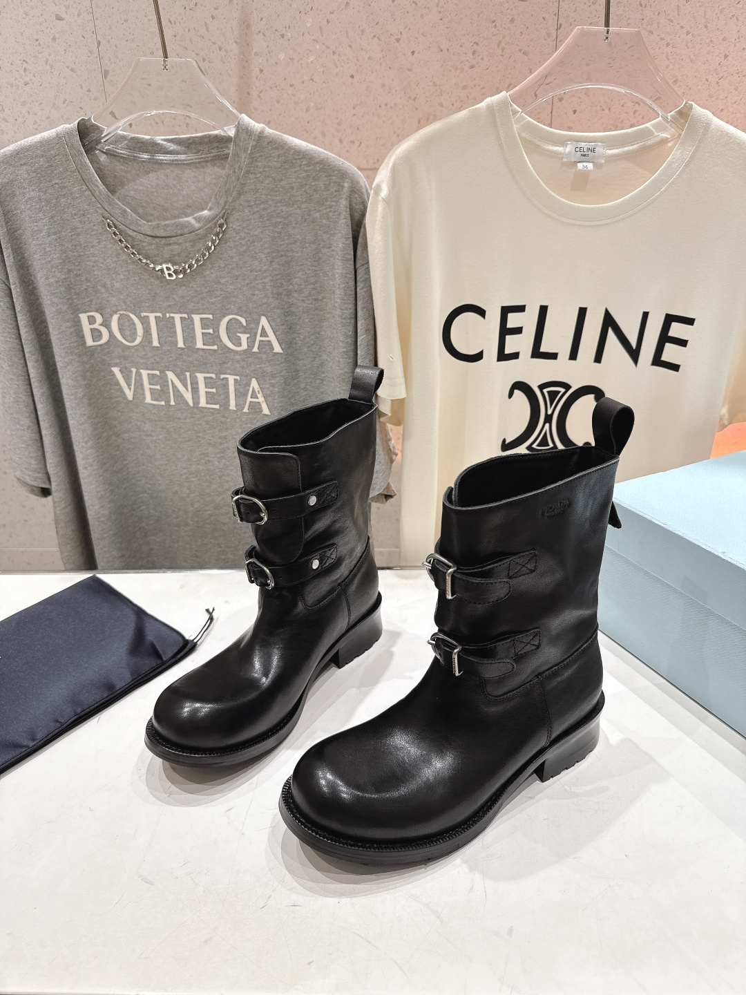 高版本出厂 prada/普拉达F041 2025ss最新厚底双搭扣马丁靴骑士靴短靴，非常耐看的一款走秀款